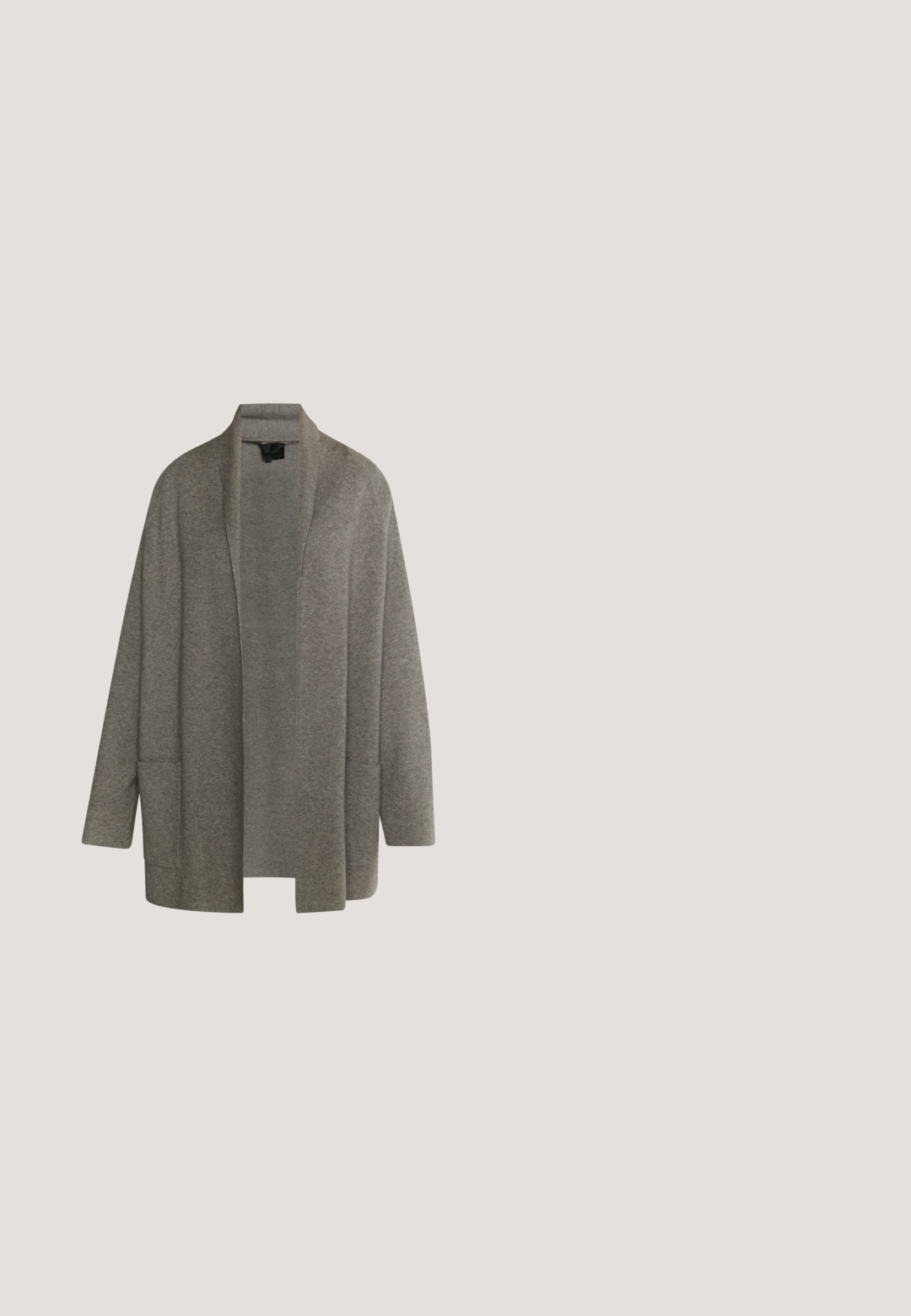 Grijze cardigan gemaakt van zacht, gestructureerd stof. Open voorkant, brede mouwen en twee zijzakken. Eenvoudig, modern ontwerp zonder sluitingen.; Grijze lange mouwen trui gemaakt van ribbelstof, met een ronde halslijn en een getailleerde pasvorm. Eenvoudig ontwerp, zonder zichtbare patronen of accenten.; Lichtgrijze sweatpants van zacht materiaal met een elastische tailleband en verstelbaar trekkoord, voorzien van aangesloten boorden bij de enkels.; Bruine leren loafers met een krokodillenpatroon, voorzien van een strikaccent met kwastjes en een platte rubberen zool.; Bruine leren handtas met twee handvatten, rechthoekige vorm, subtiele stikdetail en zijaccentzakken. Gladde textuur, minimalistisch ontwerp.; Zilveren engel hangerketting met vleugels, met een gladde, gepolijste afwerking en een eenvoudige, geometrische vorm aan een schakelkettinkje.