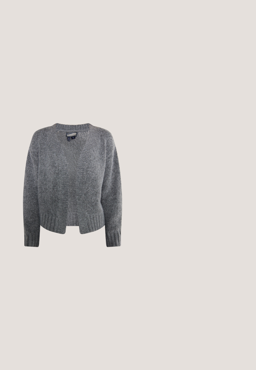 Grå strikket cardigan med v-hals, åben front og ribbede manchetter. Stoffet har en blød, lidt fuzzy tekstur med et åndbart design.; Langærmet top i ribbet stof med skiftende sorte og hvide striber, der har en samling ved taljen og en bred halsudskæring.; Mørkeblå, flagrende jeans lavet af denim, med høj talje, to baglommer og synlig syning langs sømmene.; Sort læder slingback højhælet sko med guldbøjle svævende over en poleret beton gulv og vertikal ribbede glas baggrund.; Sort læder crossbody taske med en tekstureret finish. Udstyret med klaplukning, sølvfarvet hardware, justerbar rem og ringdetalje.; Guld-tone stud øreringe med en halvmåneform, der har en glat, blank finish og et minimalistisk design.