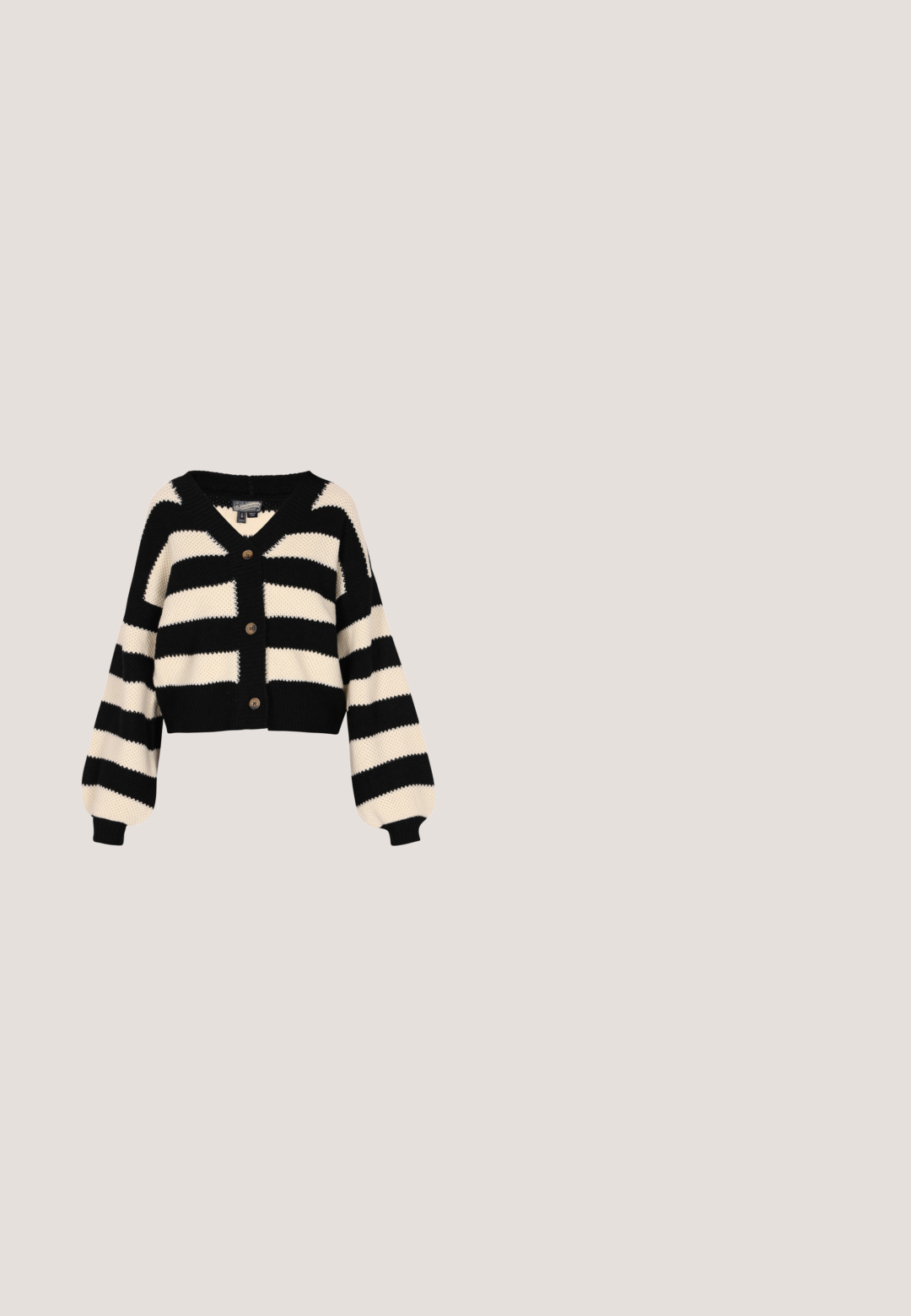 Cardigan rayé noir et crème avec un col en V, trois boutons et des manches ballon. Texture tricotée avec une coupe courte.; Pull à manches courtes et col rond en matière douce et duveteuse de couleur blanc cassé. Il présente une coupe décontractée avec des poignets et un ourlet côtelés.; Pantalon à rayures noires et blanches avec une coupe décontractée, doté d'une taille à cordon de serrage et d'une texture douce. Les rayures sont verticales et uniformément espacées.; Baskets basses en tissu imprimé léopard, avec des accents en daim noir, des lacets noirs et une semelle en caoutchouc beige, présentées de profil sur fond blanc.; Sac à épaule en cuir noir texturé avec boucles argentées, forme courbée et poignée unique sur fond blanc.; Bracelet doré avec une chaîne délicate comportant des maillons en forme de petits cœurs alternés et un fermoir à homard.