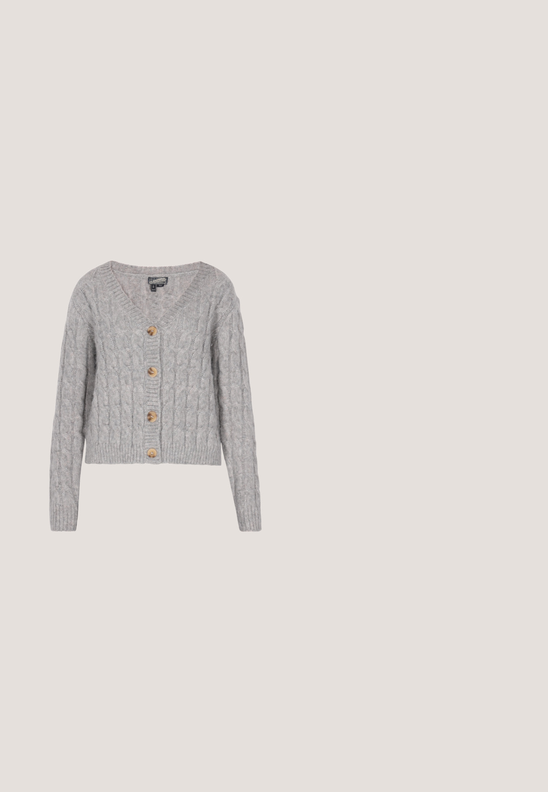 Lys grå kabelstrikket cardigan med V-hals, der har fem træknapper og ribstrikkede ærmer og kant. Blød tekstur med et klassisk design.; Sort kortærmet ribbet top med hvidt inderlag synligt ved krave, ærmer og kant, med knappet stolpelukning og Guess Jeans-logo near kant.; Sorte flared leggings lavet af strækbart stof, med en høj talje og glat tekstur, designet til komfort og bevægelighed.; Sort træskob med en blød faux fur-foring, ventilationshuller og en logo-detalje på siden; tekstureret gummisål for godt greb.; Sort læder skuldertaske med flere dekorative sløjfer med sølv metaløjne og en aftagelig rem med metal spænde.; Sølv hoops øreringe med en glat, poleret overflade. Den ene ørering er lidt forlænget, mens den anden er cirkulær. Begge har sømløse låse.