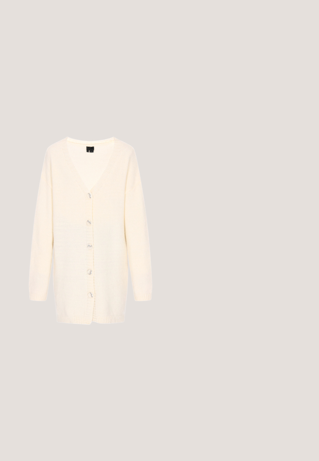 Cardigan en tricot crème, décolleté en V, fermeture à boutons à l'avant, manches longues, poignets et ourlet côtelés, texture douce, tissu léger.; Robe maxi en tissu doux, avec des manches bouffantes, un col froncé, des motifs floraux pastel et un ourlet à volants. Détail de taille nouée.; Botte cheville en daim beige avec un embout pointu et une fermeture éclair marron, comportant un détail en chaîne décoratif en haut et un petit talon en bois.; Sac cabas en paille tissée avec deux anses en cuir beige, décoré de motifs de coquillages bleus et de petites coquilles beiges.; Collier doré mettant en valeur un charme floral avec quatre pétales et une pierre centrale ; la chaîne est fine avec un fermoir.; Ceinture en daim gris tressé avec boucle en argent, posée à plat sur un fond blanc.