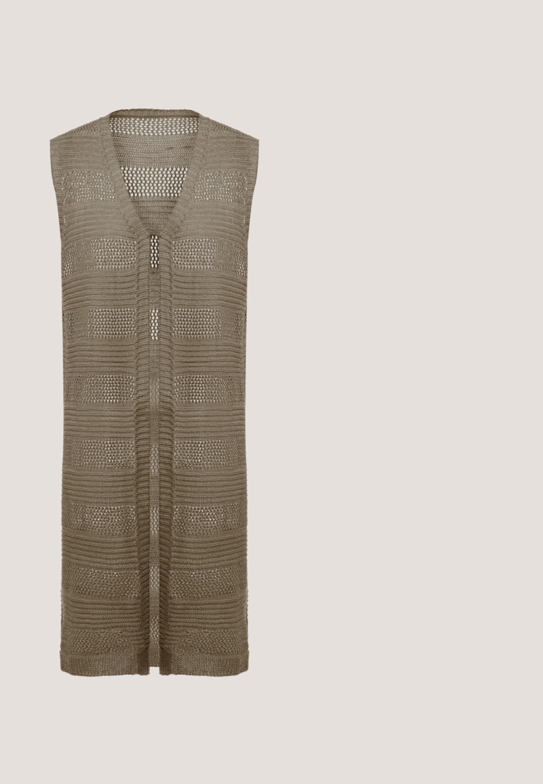 Mouwloos gebreid vest in een lichtbruine tint, met een gevarieerd patroon van afwisselende strepen, een open voorkant en een comfortabele pasvorm.; Effen wit katoenen T-shirt met korte mouwen, ronde hals en omgeslagen mouwzomen, getoond op een effen witte achtergrond.; Olijfgroene hoge taille taps toelopende broek met voorplooien, tailleband en verborgen sluiting aan de voorkant.; Beige teenslipper sandaal met gewatteerde zool en brede kruisband, met een zwarte platte buitenzool, zijaanzicht op een witte achtergrond.; Zwarte zonnebril met een gladde kunststof montuur, ronde vorm, donkere lenzen, gouden accenten op het montuur en een gegraveerd logo op de zijkant.; Taupekleurige tote tas met diamantvormig geperforeerd patroon en geweven detail langs de bovenrand, met twee lange schouderbanden.