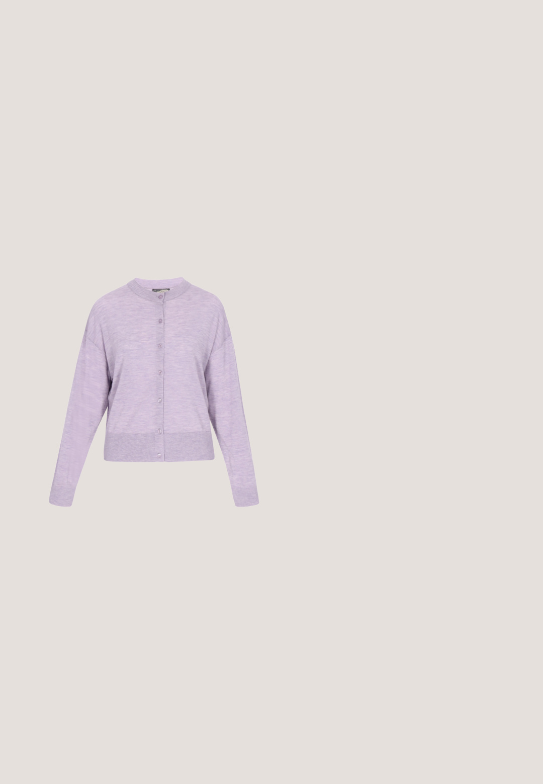 Lilla strikket cardigan med rund hals, knapfront og lange ærmer. Har ribbet krave og blød tekstur.; Lilla ærmeløs strikket sweatervest med rund hals og Saint-mærke ved halsudskæringen, vist på hvid baggrund.; Lyse lavendelshorts lavet af blødt stof med elastisk talje og afslappet pasform, der har et simpelt, udekoreret design.; Lys lilla sneaker med overdel i mesh og ruskind, tekstureret gummisål og snørebåndsdesign med et fremtrædende brandlogo.; Vævet lavendel håndtaske med tekstureret overflade, der har to afrundede håndtag og en lynlåslomme foran til opbevaring.; Justerbart lilla snorearmbånd med vekslende små lilla perler og gulddetaljer, med en gylden sommerfuglecharme i den ene ende.