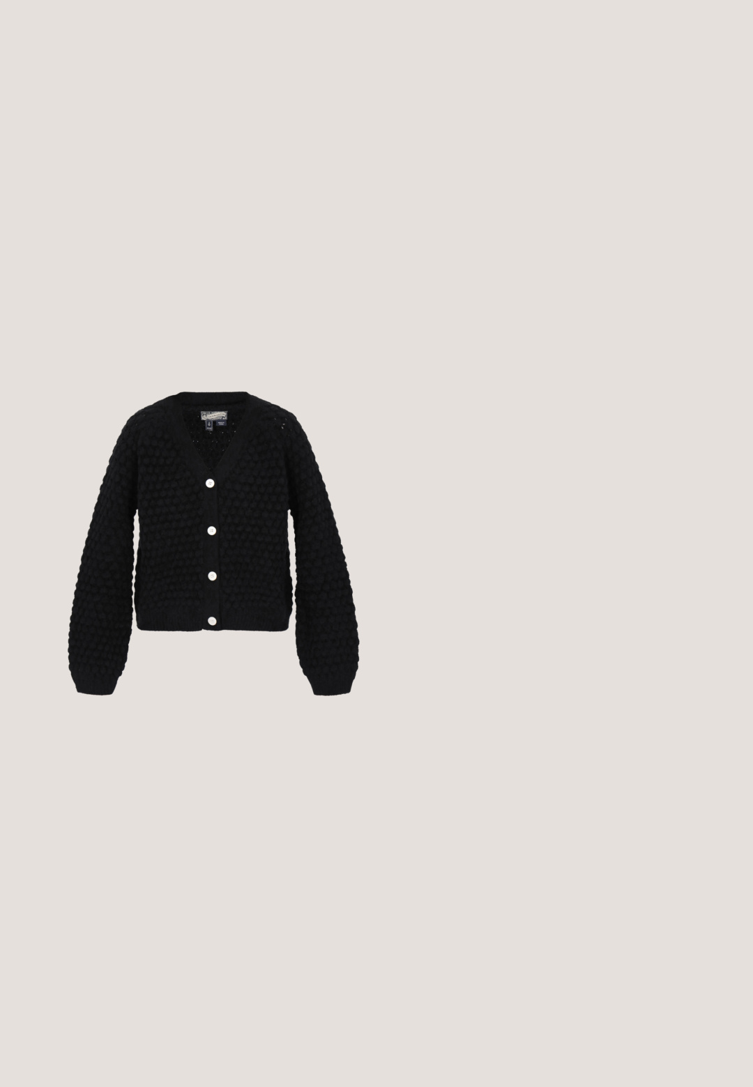 Zwarte gebreide cardigan met een V-hals, textuur met bobbelpatroon, lange mouwen en vijf witte knopen aan de voorkant.; Zwart-wit gestreepte korte mouwen trui met een ronde halslijn. Zachte textuur, iets losvallende pasvorm en geribbelde manchetten.; ICHI IHKATE - Broek - vetiver; Zwarte leren slingback hak met een puntige neus, lage blokhak en uitsparingen aan de zijkanten. Gladde textuur en minimalistisch ontwerp.; Zwarte leren schoudertas met gebogen klep en reliëflogo aan de voorkant, met verstelbare band met gespdetails.; Soepel, gepolijst gouden ring met een brede, licht afgeronde vierkante vorm en glanzend oppervlak, getoond op een witte achtergrond.