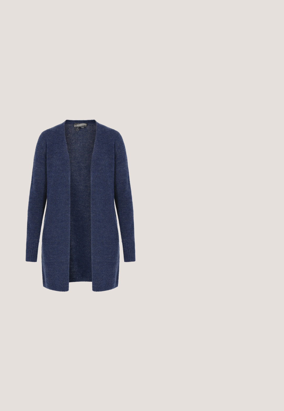 Cardigan bleu marine en tricot doux, avec un design à l'avant ouvert, des manches longues à poignets côtelés, offrant une coupe décontractée pour le confort.; Haut sans manches bleu clair en tissu texturé avec un col rond. Présente un petit détail de nœud à l'avant.; Pantalons larges bleu clair en tissu doux, avec une taille lisse et deux plis avant pour une structure supplémentaire.; Baskets avec un design blanc, beige et bleu. Présentent un dessus texturé, une fermeture éclair latérale, et une épaisse semelle blanche.; Petit sacoche en cuir bleu clair avec fermeture éclair courbée en haut et fermoir à chaîne argentée, embossé de "LANCASTER PARIS" sur le devant.; Boucles d'oreilles en émail bleu avec une forme conique et des accents dorés. L'anneau de la boucle d'oreille a un motif spiralé, tous deux affichant une finition brillante.