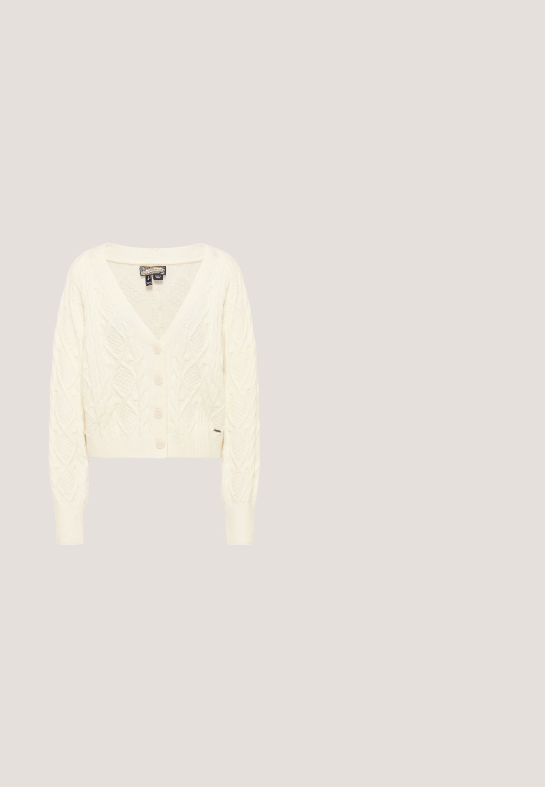 Roomkleurige kabelgebreide cardigan met lange mouwen, V-hals, knopen aan de voorkant en geribbelde boorden en zoom.; Lichtblauwe denim blouse met een ruches kraag, een knopenrij aan de voorkant en lange pofmouwen. Gladde textuur met geplooide details.; VILA VIMAGGIE MIDI SKIRT - A-lijn rok - cloud dancer; Bruine gepatenteerde leren Mary Jane schoenen met een vierkante neus, twee verstelbare riemen versierd met ronde metalen gespen, en een lage blokhak.; Bruine leren schoudertas met een klep, zilveren gesp en stikwerk details. Compact rechthoekige vorm met een gestructureerd oppervlak.; Gouden ovale broche met blauwe emaillen bloemen in het midden, omringd door een rand van ronde witte parels.