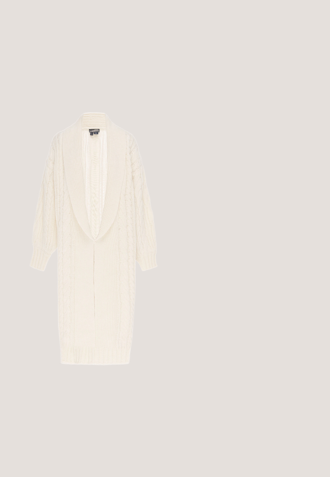 Long cardigan crème en maille torsadée avec large col châle et poignets et ourlet côtelés, présentant un motif texturé sur les manches et sur le devant.; Haut cropped à manches longues blanc avec décolleté carré, détail à cordon, et finition en dentelle sur la poitrine et l'ourlet, présentant une texture froncée.; Jupe midi de couleur crème avec motif floral de roses roses et bordure en dentelle le long de l'ourlet, coupe droite et texture lisse.; Bottines en cuir marron avec un bout pointu, coutures décoratives à l'avant et un petit talon empilé. Présente un haut incurvé et un détail de logo embossé.; Sac seau en paille tissée avec une base large, un sommet étroit et une bandoulière en cuir marron ajustable.; Broche ovale en or avec des fleurs en émail bleu au centre, entourée d'une bordure de perles blanches rondes.