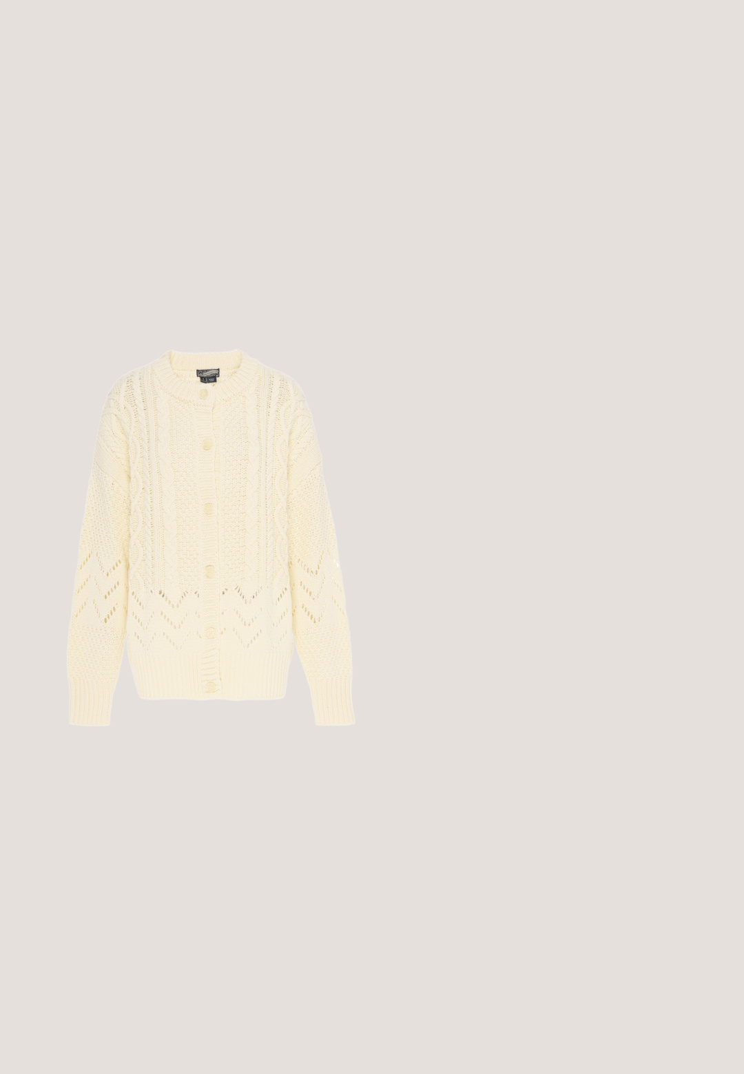 Cardigan tricoté de couleur crème avec fermeture à boutons et motifs complexes de torsades et chevrons sur les manches et le corps.; Robe florale brodée en crème, avec un décolleté en V, des manches courtes bouffantes, et une silhouette fluide agrémentée d'accents roses et verts.; Bottines en suede marron avec un bout pointu, des coutures détaillées et un petit talon empilé. Élastique sur le côté pour un enfilage facile.; Sac à main rond en paille tissée avec une anse en corde et "ALEMAIS" brodé sur le côté en fil marron.; Broche ovale avec un bord en ton or à bords scallopés, présentant un design floral de roses roses sur un fond clair. Texture lisse et graphiques détaillés.; Ceinture tressée en cuir marron avec une boucle en métal argenté, finition texturée et design tressé. Accentuée d'une boucle en cuir avec logo.
