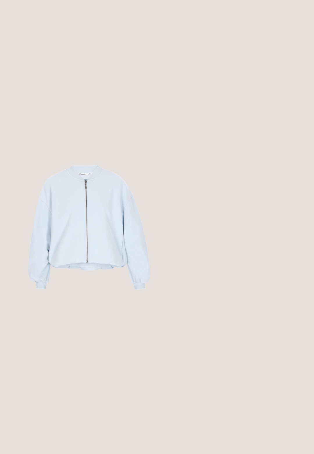 Lyseblå cropped sweatshirt lavet af blødt stof, med en frontlynge, vide ærmer og rund halsudskæring.; Stribet polo i lyseblå og hvid. Lavet af blødt stof, med knappet krave og korte ærmer. De horisontale striber varierer i bredde.; Blå og hvide stribede shorts med elastisk talje, to knapper foran og en afslappet pasform. Stoffet synes glat med en let tekstur.; Blå ruskindssneaker med hvide læderstriber på siden, hvide snørebånd og brun gummisål vist i profil.; Lilla vævet håndtaske med et afrundet håndtag, lavet af tekstureret materiale. Har en åben top og en kompakt, kasseformet silhouet.; Blå plastikøreringe med en glat finish, der har en gylden lås og et glat, buet design. Den ene ørering har en spidset form.