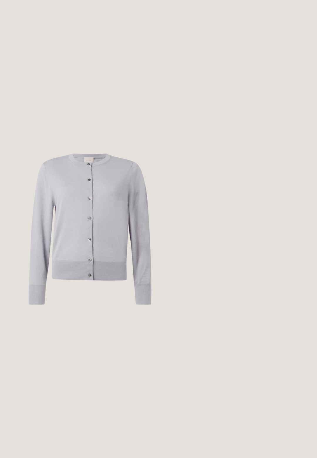 Lysegrå cardigan med rund halsudskæring, lange ærmer og knaplukning med sølvfarvede knapper; blødt, struktureret materiale.; Ærmeløs, lysebeige ribstrikket tanktop med Calvin Klein Jeans-mærke inde i kraven og lille CK-logo på en lap centreret under halsudskæringen.; Copenhagen Muse JEANNE PANTS - Jeans Relaxed Fit - medium dirty washed denim; Sorte læderslippers med spids tå, buet design og justerbar spænde. Glat tekstur, flad sål, minimalistisk detaljering.; Hvid rektangulær Calvin Klein håndtaske med enkelt håndtag, minimalistisk design og dekorative kvaster med geometrisk metalvedhæng på siden.; Par af skinnende guldfarvede hoop-øreringe med snoet, flettet design på en enkel hvid baggrund.