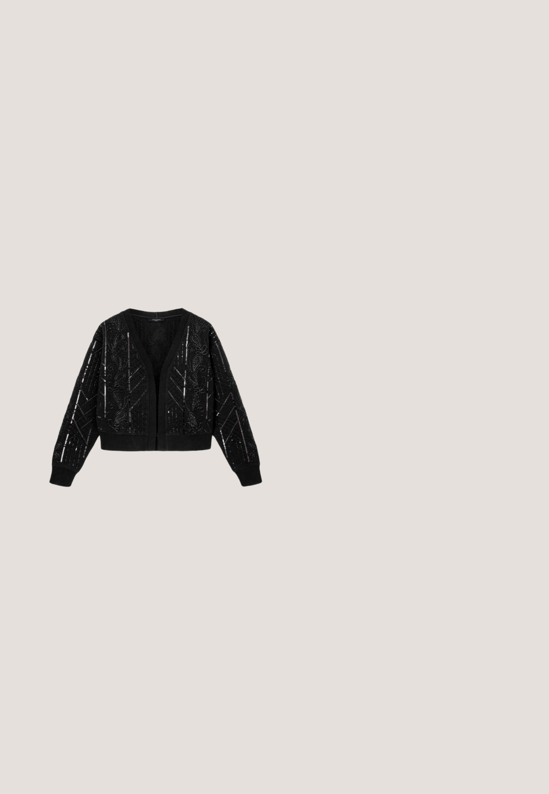 Schwarze cropped Strickjacke mit bestickten Paisleymustern und Pailletten. Verfügt über einen tiefen V-Ausschnitt und gerippte Bündchen für Textur.; Schwarzes langärmliges Oberteil aus durchsichtiger Stoff mit Diamantmuster, kleinen glitzernden Punkten und gefiederten Bündchen an den Ärmeln.; Schwarze Schlaghosen aus strukturiertem Stoff, mit einem glitzernden Muster, einer taillierten Taille und ausgestellt geschnittenen Beinen, die ab dem Knie verlaufen.; Schwarze Slingback-Absätze mit spitzem Zehenbereich, ausgestattet mit einem strukturierten Obermaterial, das mit kreisförmigen Mustern verziert ist, und einem schlanken, konisch zulaufenden Absatz.; Kleine schwarze Handtasche, bedeckt mit winzigen glänzenden Strasssteinen, mit kurzem, gepolstertem Griff und einem Reißverschluss oben.; Ohrstecker in silberner Halbmondform mit strukturierten kreisförmigen Mustern, die die Oberfläche bedecken, mit geraden Stiften und Schmetterlingsverschlüssen.