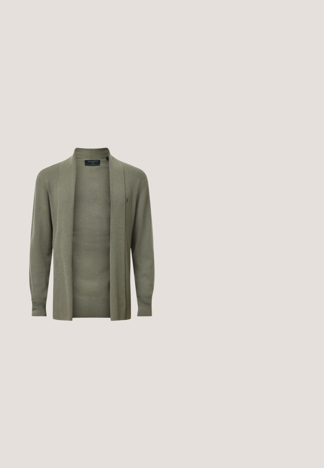Åben-front cardigan i olivengrøn ribbet stof. Har lange ærmer og en afslappet pasform. Ingen synlige lukninger eller mønstre.; Olivenfarvet skjorte med lange ærmer, mandarin-krave, frontknaplukning, en enkelt brystlomme og diskret logo-detalje på lommen.; Brune bukser lavet af et tekstureret stof, med et lige ben-design, en enkelt knaplukning og et minimalistisk stil.; Beige slip-on espadrille med skindtrekanter øverst og flettet jutesål, vist fra siden på hvid baggrund.; Solsbriller med store kantede grønne linser, tynd guldramme og stangskaftspidser med skildpaddemønster på hvid baggrund.; Elastisk vævet bælte i beige med spænde i sølvmetal og brune ruskindsdetaljer. Har en flettet tekstur for fleksibilitet og komfort.