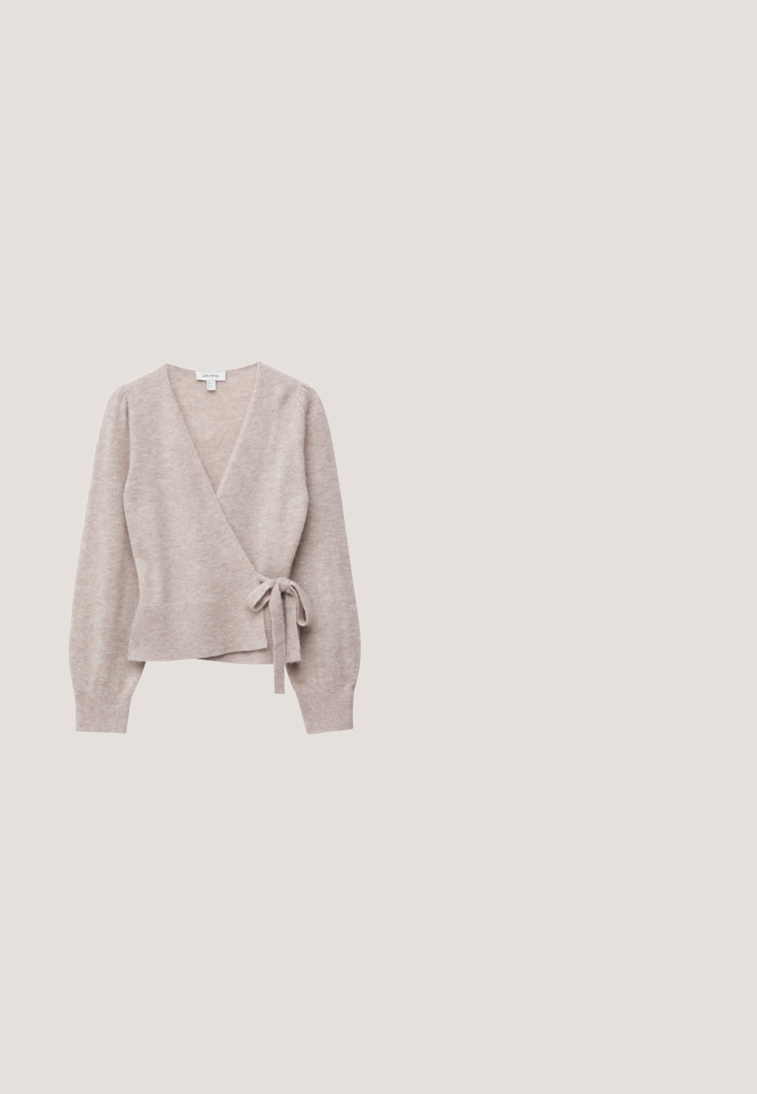 Lys beige, omslagstrøje i blødt strikstof. Har lange ærmer med sammensnørede skuldre og et bånd i taljen.; Beige langærmet bodysuit med draperet front, glat tekstur og trykknaplukning nederst. Elegant og tætsiddende design.; Vero Moda VMEVE High waist Long - Maxinederdele - light taupe; Blød lyserød ruskind balletflat med lille sløjfe og gyldent accent på afrundet tå, lav hæl og glat sål.; Lyserød lædertaske med rundet klap, guldhardware med knaplukning og en tynd justerbar rem. Glat tekstur.; Guldkæde med fire hvide perler og en lille hængende krystalaccent, designet med en delikat og minimalistisk æstetik.