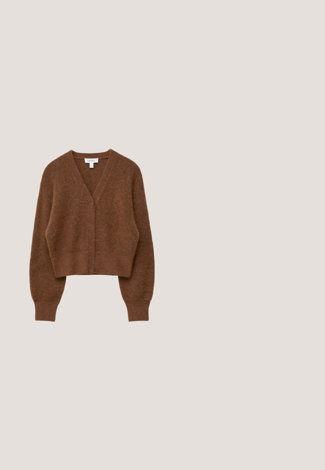 Brun cropped cardigan lavet af blødt, fuzzy materiale, med en dyb V-hals, lange ærmer samt ribbede manchetter og kant.; Beige top med én skulder og en tætsiddende silhuet, sammensnørret tekstur, justerbar strop og en ren kant. Glat stof virker let.; Hvid blonde mini nederdel med blomster mønstre og udskårne detaljer. Kantene er bølgede, og liningen er glat med en let glans.; Brune ruskinds knæhøje støvler med spids tå og 3-tommer hæl. Glat tekstur, slank silhuet og minimalistisk design.; Lille off-white skuldertaske med quiltet mønster, syet Puma-logo foran og bred, justerbar rem med lynlåslukning øverst.; Sølv armbånd i hjerteform med flere hjerteformede led, hver prydet med små klare juveler og en tekstureret kant, samt en sikker lås.