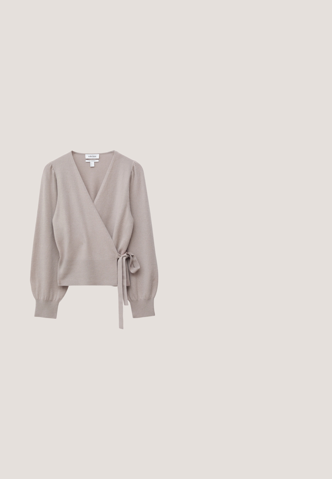 Jersey envolvente de punto color gris claro con mangas globo, escote en v y un lazo en la cintura. Textura suave y puños acanalados.; Camisola sin mangas negra con tirantes finos ajustables y un pequeño logo bordado de alce cerca del dobladillo inferior sobre un fondo liso.; Pantalones de mezclilla de color azul claro con un ajuste de pierna recta, cintura alta y cierre frontal con botón. Cuenta con cinco bolsillos y detalles de costura mínimos.; Zapato mule de tacón alto con estampado de serpiente y logo dorado descansando sobre una superficie de madera texturizada al aire libre.; Bolso de hombro de cuero negro con detalle de correa con hebilla, bordes curvos y costuras blancas en contraste sobre un fondo liso.; Delicado collar de cadena de oro con barras verticales y pequeños colgantes de perlas blancas irregulares espaciados uniformemente a lo largo de la cadena.