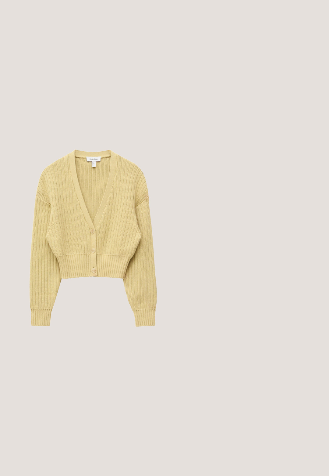 Beige ribstrikket kort cardigan med lange ærmer og tre knapper foran.; Gulstribet skjorte med knapper, lange ærmer, klassisk krave og en enkelt brystlomme. Striberne er blå på et blødt, struktureret stof.; Lang, lys gul nederdel lavet af blødt stof med slids i siden og knaplukning, der har en glat tekstur og afslappet pasform.; Beige ruskind ballerina med rund tå, flad sål og minimalistisk design. Glat tekstur uden synligt hardware eller udsmykninger.; Beige læder håndtaske i halvmåneform med en enkelt skulderrem og minimal syning, sat mod en ensartet hvid baggrund.; Et par guldfarvede creoler med afrundede perle-detaljer langs den ydre kant på en lys baggrund.