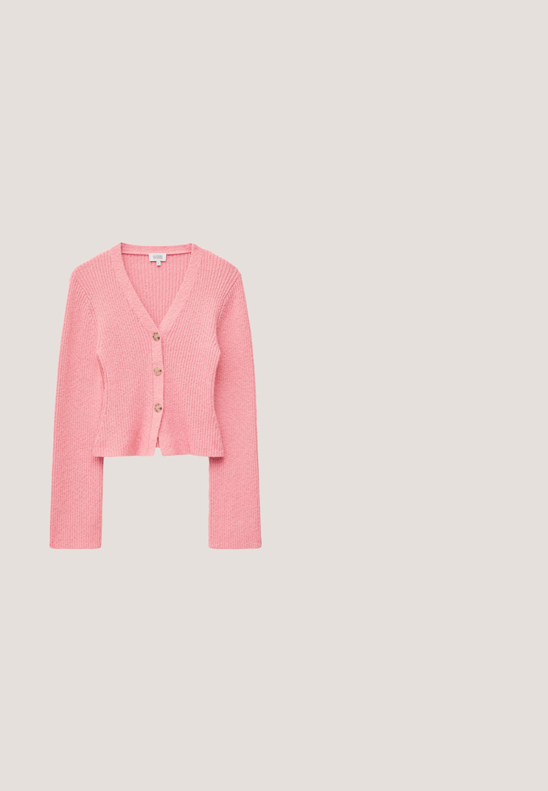 Roze geribbelde gebreide cardigan met V-hals, drie knopen aan de voorkant, lange mouwen en een licht cropped pasvorm.; Blauwe satijnen tanktop met een ronde halslijn en brede schouderbanden, zachte textuur en een relaxte pasvorm.; Beige A-lijn midi-rok met zichtbare naaddetails en een aansluitende tailleband, gemaakt van glad leerachtig materiaal.; Beige open-toe muiltje met mid-hoog gebogen hak en overlappende bandjes op een effen lichte achtergrond.; Witte leren schoudertas in een rechthoekige vorm, met een platte klepsluiting en een afneembare schouderband. Gladde textuur met minimale hardware.; Gouden oorringen met rechthoekige witte inzetten, naast elkaar weergegeven op een eenvoudige lichte achtergrond.