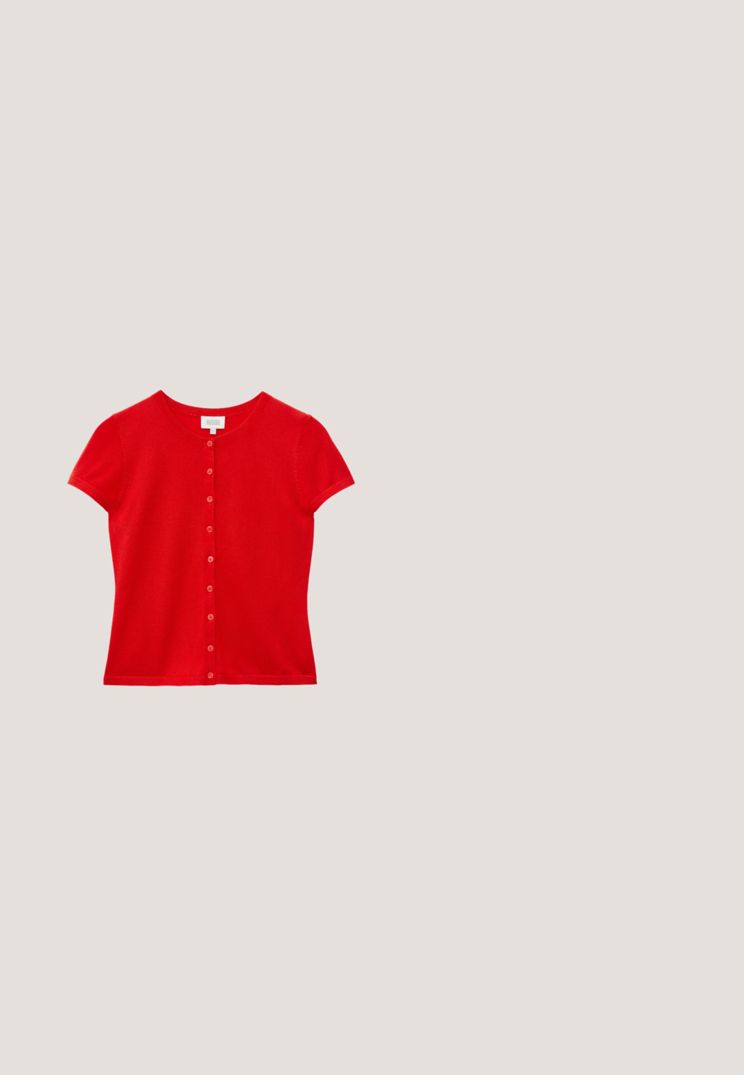 Mono negro con mangas cortas enrolladas, cuello, diseño envolvente, cintura con lazo y silueta de pierna ancha. Fabricado en una tela ligera y suave.; Cárdigan rojo de punto de manga corta con cuello redondo y cierre de botones en la parte delantera, mostrado sobre fondo blanco.; Mules negros de punta puntiaguda con tacón bajo y una correa ajustable con hebilla. Material de cuero liso con acabado brillante.; Gafas de sol rectangulares negras con lentes verde oscuro, con un brillante logo dorado en el lateral. Montura de plástico suave con un diseño audaz.; Osoi BOAT BROT - Bolso de mano - black; Brazalete tipo bangle de plata con bandas superpuestas, detalles de incrustaciones de pedrería y pequeños adornos decorativos redondos, mostrado sobre un fondo blanco liso.