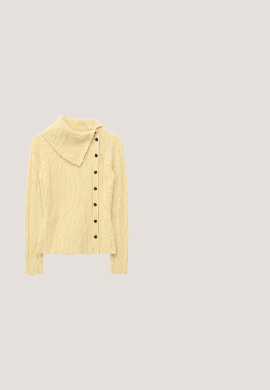 Pull en maille côtelée crème avec manches longues, col asymétrique rabattable et une rangée de boutons foncés sur le côté droit devant.; Camisole en tricot de couleur pêche, avec des bretelles réglables fines, un décolleté en V, une texture côtelée et un ourlet droit.; Jean en denim droit bleu clair avec un effet décoloré, cinq poches et fermeture à bouton en métal à la taille.; Mule beige à talon haut ouvert à l'avant avec deux brides nouées torsadées et un talon aiguille fin sur fond blanc.; Vanessa Bruno DAILY  - Sac à main - ivoire; Boucles d'oreilles créoles en or massif avec un design tubulaire légèrement tordu et des fermoirs à tige sur un fond blanc.