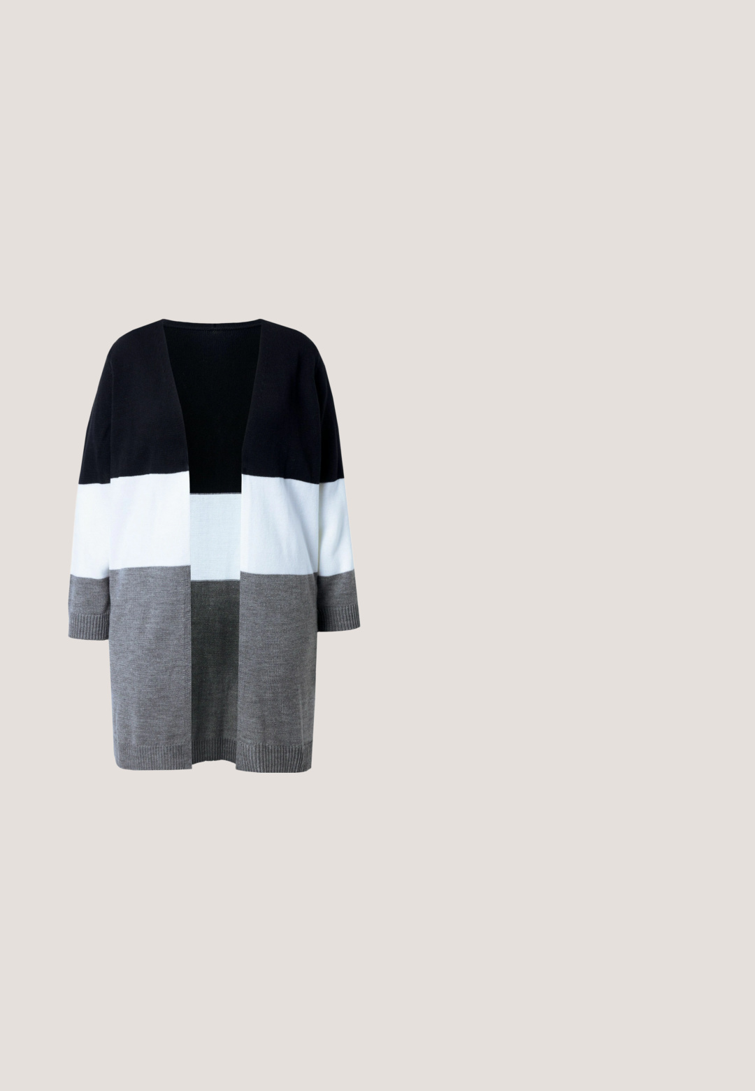 Åbenfront strikket cardigan med lange ærmer, der har brede vandrette farveblokke i sort, hvid og grå.; Kaffe Curve KCMINA - T-shirts basic - grey melange; Sort og creme mønstrede shorts med abstrakte designs, en elastisk talje og en løs pasform, lavet af letvægtsstof.; Sort laklæderloafer med rundet tå, en dekorativ rem over fronten og en kraftig blokhæl. Glat tekstur og minimal syning.; Sort faux læder håndtaske med en unik halvmåneform, et bredt, polstret håndtag og en lynlåslukning. Glat, blank tekstur og minimalistisk design.; Delikat halskæde med små hvide perler, der er spredt med små guldkugler og en guldlås med justerbar kæde.