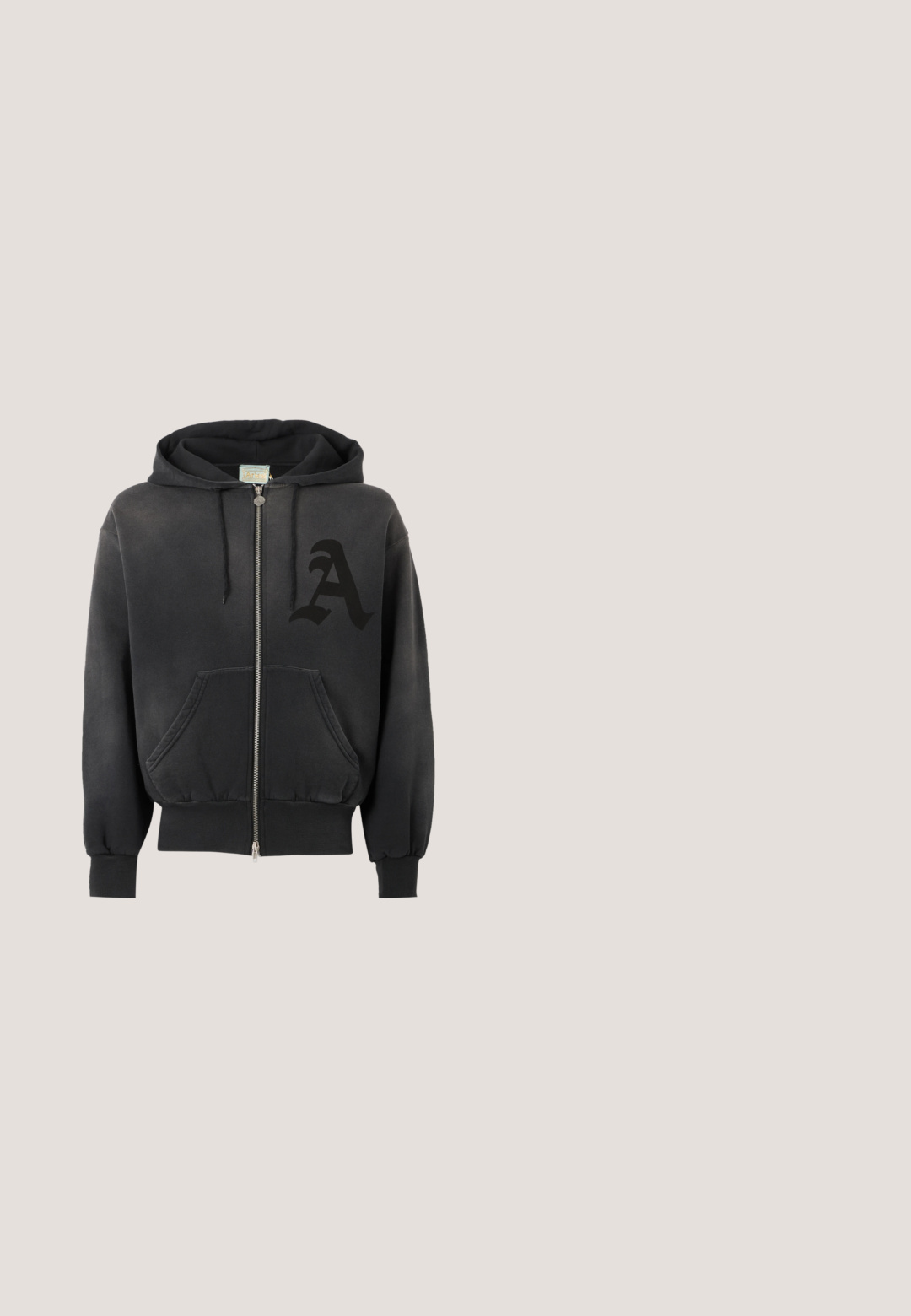 Sweat à capuche noir zippé avec poches avant, capuche à cordon et une grande lettre stylisée "A" foncée sur le côté gauche de la poitrine.; T-shirt marron à manches courtes et col rond avec un petit crâne blanc et le texte « WORLD IS YOURS » et « WILD HEART » sur la poitrine gauche.; Jean en denim bleu clair à coupe ample, avec un grand graphisme d'un chat blanc sur la jambe gauche et un design classique à cinq poches.; Baskets en daim noir à texture lisse, dotées d'une semelle en caoutchouc noire et d'accents multicolores sur le côté latéral de la semelle.; Lunettes de soleil en métal noir avec des verres rectangulaires vert foncé, présentant un design de monture tordu unique. Design minimaliste avec un branding subtil.; Sac fourre-tout à motif camouflage en tissu texturé avec deux poignées. Présente un logo blanc bien visible sur un côté.