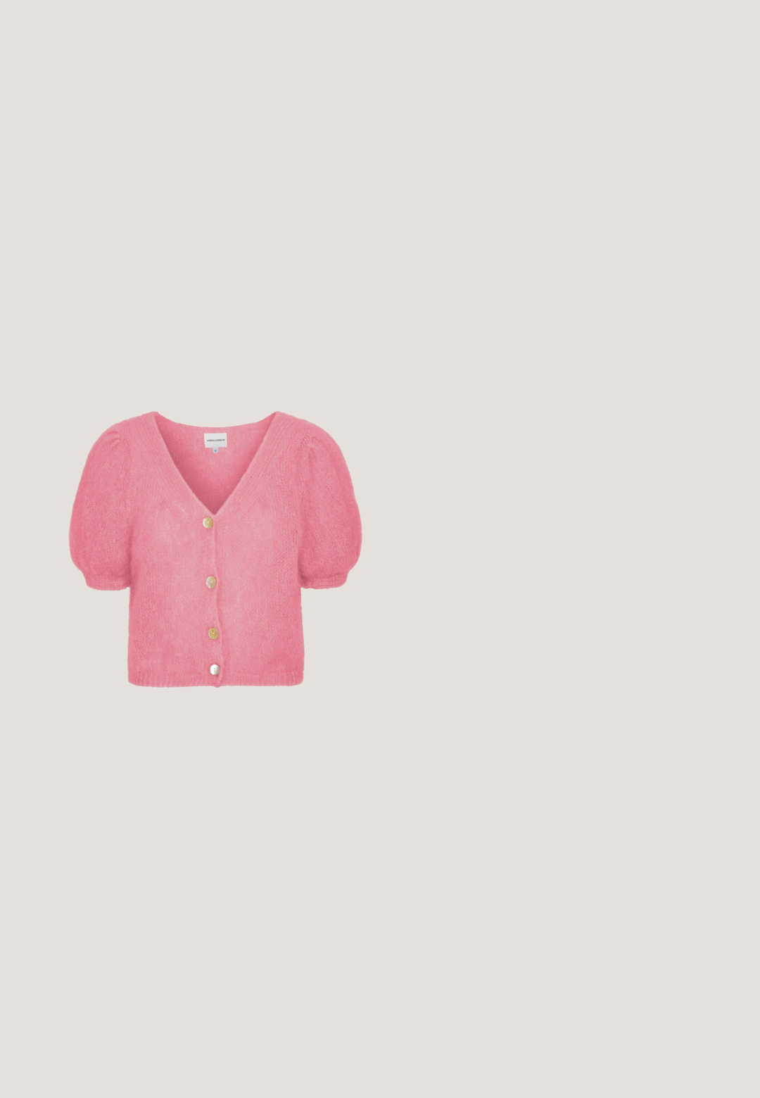 Cardigan court en maille duveteuse rose avec col en V et quatre boutons de couleur claire sur le devant.; Crop top rose clair à col halter avec larges bretelles et encolure dégagée.; Pantalon large rose clair avec une taille haute comportant deux fines rayures rose foncé et les mots "OH APRIL."; Baskets à plateforme roses avec semelle blanche, lacets à l'avant et deux motifs de cœur rouges sur le côté, en tissu.; Sac à épaule en velours rose Juicy Couture avec bandoulière chaîne dorée, breloque clé en forme de cœur, logo brodé et détail nœud en satin rose.; Charms en sucre en forme de cœur colorés en rose et vert avec du texte, accentués de maillons dorés et de cristaux transparents, ajustables avec un fermoir en forme de cœur.