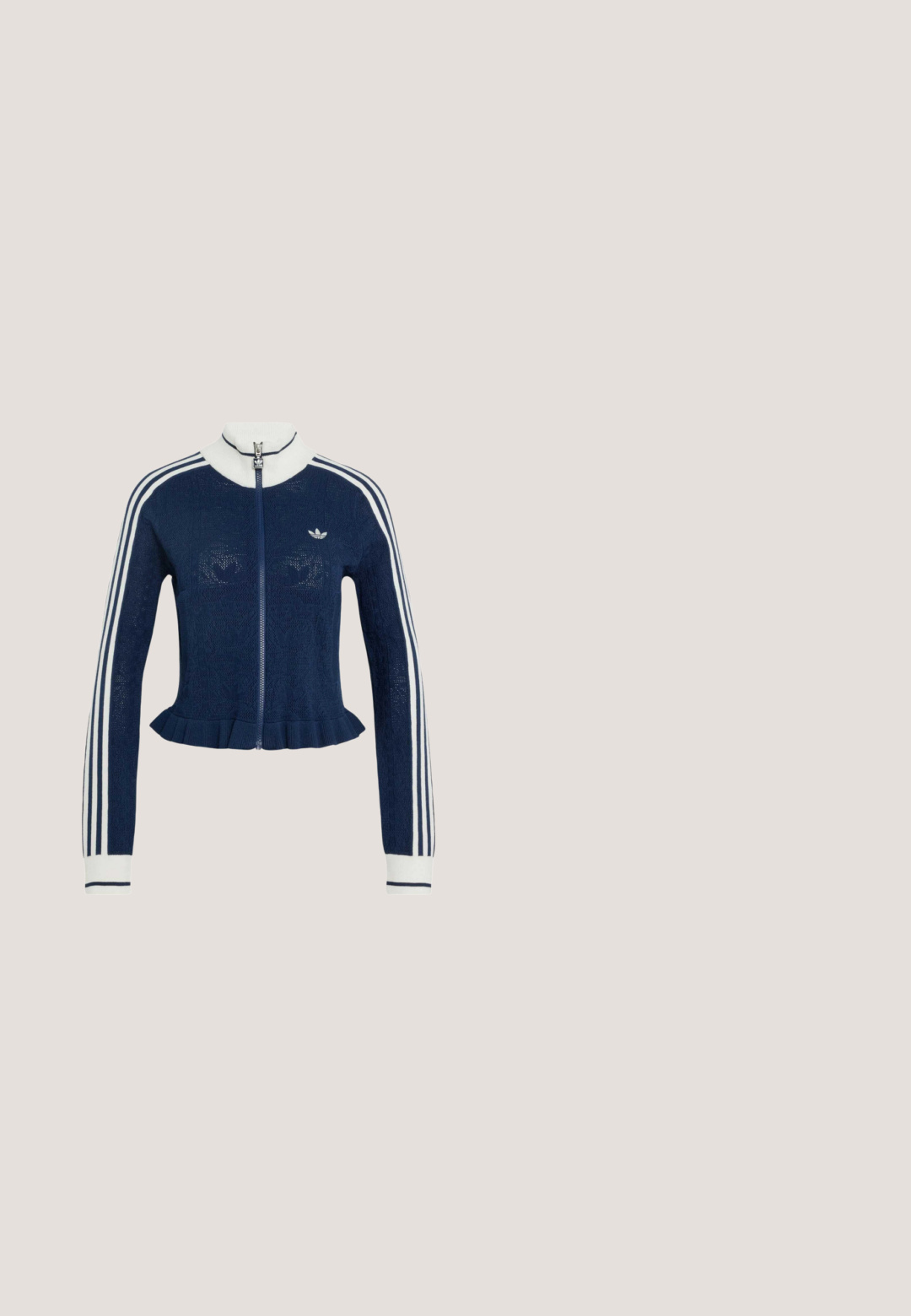 Marineblå lynlåstrøje med hvide striber på ærmerne, hvid krave og manchetter, Adidas-logo på brystet og flæset kant.; Marineblå sports T-shirt med korte ærmer med hvide tredobbelte striber på ærmerne og lille hvid Adidas-logo på venstre bryst.; adidas Originals PANT - Træningsbukser - night indigo; Lav sko med lys blå vævet overdel, hvide striber, hvide snørebånd, lys blå ruskindstrop og sål af gumgummi.; Navyblå Adidas skuldertaske i halvmåneform med korte håndtag, justerbar rem og gyldne lynlåsdetailler.; Streng af hvide runde perler med en enkelt perlevedhæng, fastgjort med en kort guldkæde med lås på en hvid baggrund.