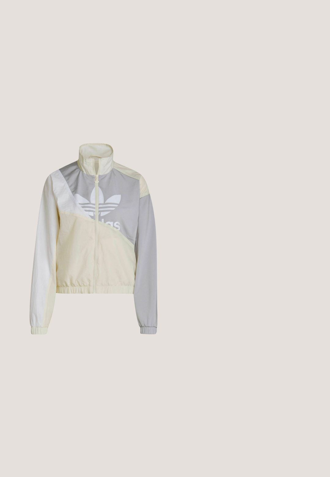 adidas Originals Sudadera con cremallera - beige; Top corto blanco de manga larga con cuello redondo y pequeño logo negro de Adidas centrado debajo del escote.; Pantalones de chándal gris claro con un corte holgado, cinturilla elástica y textura suave. Presenta un sutil logo en un lado. Diseño casual.; Zapatilla deportiva plateada con parte superior de cuero suave, suela de goma y detalles texturizados. Presenta un diseño curvado y cordones tonales.; Bolso de cuero blanco con dos asas largas, forma rectangular, detalle de logotipo dorado y ribete azul claro en los bordes. Cierre con cremallera.; Brazalete tipo puño elaborado con metal plateado retorcido, con un diseño trenzado, extremos abiertos y textura suave.