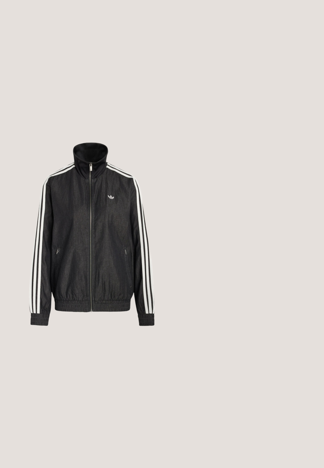 Chaqueta deportiva negra con cremallera, con el detalle de tres franjas blancas en las mangas y puños y bajo elásticos, con un pequeño logo en el pecho.; Camiseta de felpa negra con cuello redondo, mangas cortas raglán y franjas contrastantes en blanco y amarillo en los hombros. Presenta un pequeño logo.; Leggings acampanados negros de tejido elástico, con una cintura alta y rayas laterales blancas. Incluye un pequeño logo en la cintura.; Zapatilla Adidas Superstar negra metálica de caña baja con puntera de concha, tres rayas, cordones negros y suela negra.; Bolso rectangular negro con asas dobles largas, ribete de cuentas a lo largo de los bordes y pequeño logo de Adidas en el centro inferior.; Pulsera ajustable de plata con piedras de imitación claras y un centro con forma de mariposa adornado con pequeños cristales.
