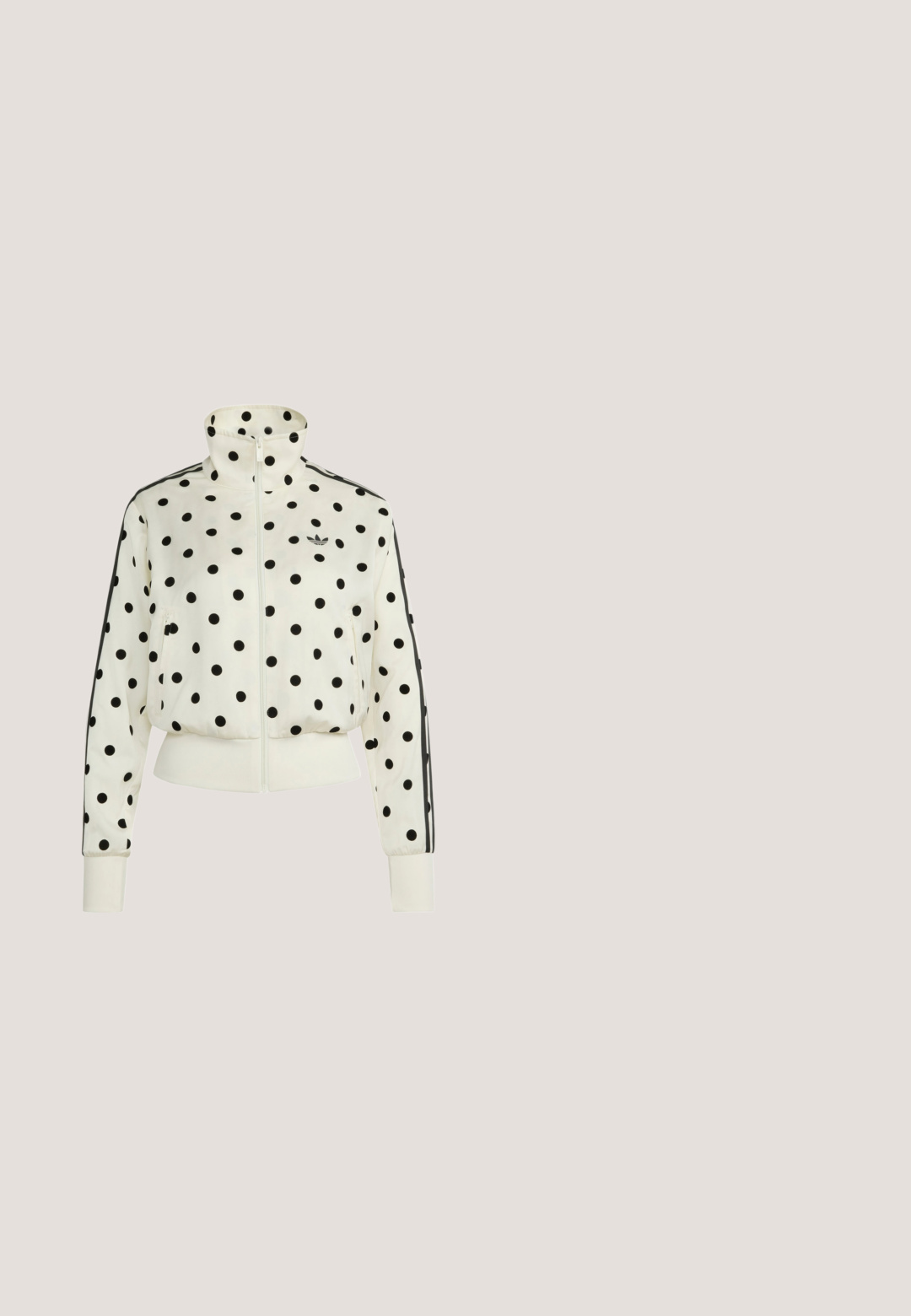 Valkoinen vetoketjullinen takki mustilla pilkuilla, korkea kaulus, sivutaskut, resorit hihansuuissa ja Adidas-logo rinnassa.; Valkoinen lyhythihainen t-paita, jossa punainen kaulus, hihansuun reunus, raidat ja Coca-Cola-logo rinnassa ja alareunassa.; Mustat leveälahkeiset Adidas-verryttelyhousut valkoisilla kolmoisraidoilla sivuilla ja joustavalla vyötäröllä.; Limenvihreä synteettinen urheilukenkä, jossa on sileä pinta, kolme valkoista raitaa, pehmeä sisävuori ja kuvioitu kumipohja.; Musta nahkainen laukku, jossa on suorakulmainen muoto, kaksi kahvaa, valkoinen reunaviiva ja edessä pieni valkoinen logo.; Kultainen ketjukaulakoru, jossa on pieni vaaleanpunainen perhosriipus yksityiskohtaisilla siivillä, valkoisella taustalla.