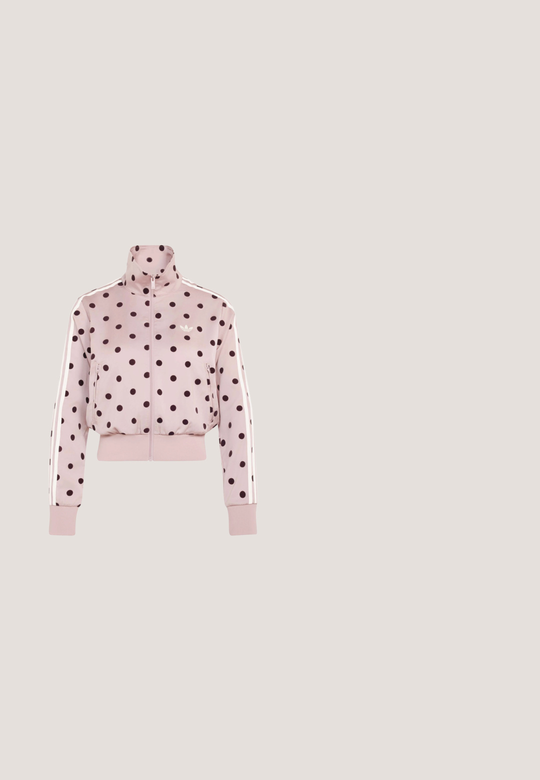 Hellrosa Zip-Up-Jacke mit schwarzen Punkten, gerippten Bündchen und Saum, weißen Streifen an den Ärmeln und kleinem weißen Logo auf der Brust.; Helles rosa Tanktop mit grauen Akzenten und verstellbaren Spaghetti-Trägern, mit einem großen, mittig platzierten grauen "adidas"-Logo. Aus Baumwollmaterial.; Hellrosa sportliche Shorts mit marineblauem Rand, drei marineblauen Seitenstreifen, elastischem Bund und kleinem marineblauem Adidas-Logo vorne.; Beiger Sportschuh mit Mesh-Obermaterial, metallisch silbernen Streifen und einzigartig strukturiertem, segmentiertem Sohlenprofil für verbesserte Dämpfung und Flexibilität.; Schwarze Schultertasche mit vertikalen Streifen aus blauen und weißen Blumen und einem kleinen schwarzen Adidas-Logo in der Mitte.; Zarte Halskette mit durchsichtigen rosa Perlen und größeren tropfenförmigen rosa Edelsteinen, die entlang der Kette auf weißem Hintergrund verteilt sind.