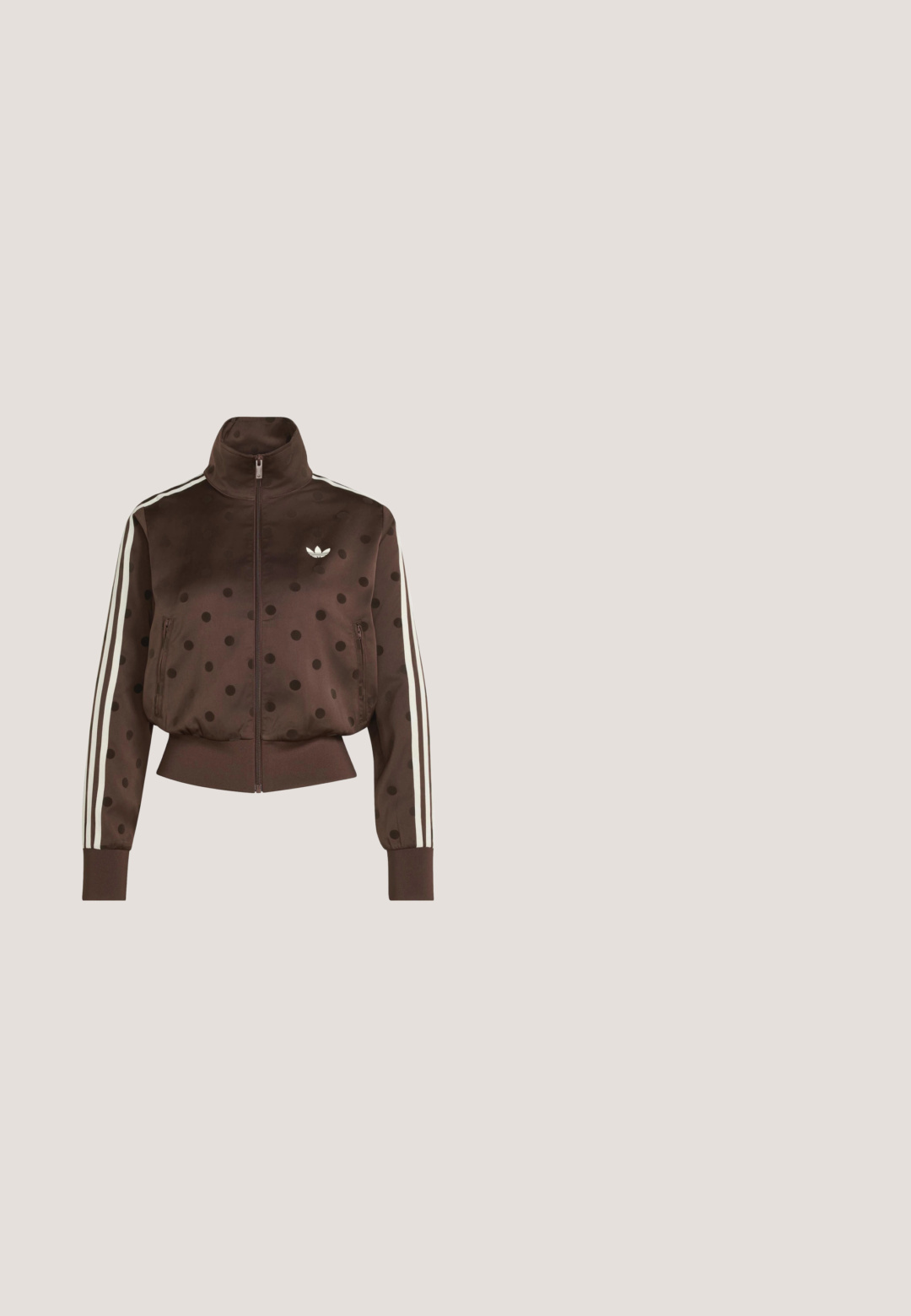 Bruine jas met rits met zwarte polkadots, witte strepen op de mouwen, elastische manchetten en zoom en een klein wit Adidas-logo op de borst.; Bruin en zwart slangprint T-shirt met korte mouwen, donkerbruine raglanmouwen, witte strepen op de schouders en een klein wit logo op de borst.; Bruine Adidas-shorts met elastische tailleband, witte zijstrepen, ritssluitingen en Adidas-logo op het onderste deel van het linkerbeen.; Paarse Adidas Tokyo sneaker met witte strepen en gumzool lijkt te zweven boven betonnen trappen in zacht licht.; Karmozijnrode halve maanvormige schoudertas met dubbele handvatten en gouden ritssluiting, met een klein gouden Adidas-logo op het voorste midden.; Cuffarmband vervaardigd uit gedraaid zilverkleurig metaal, met een gevlochten ontwerp, open uiteinden en een gladde textuur.