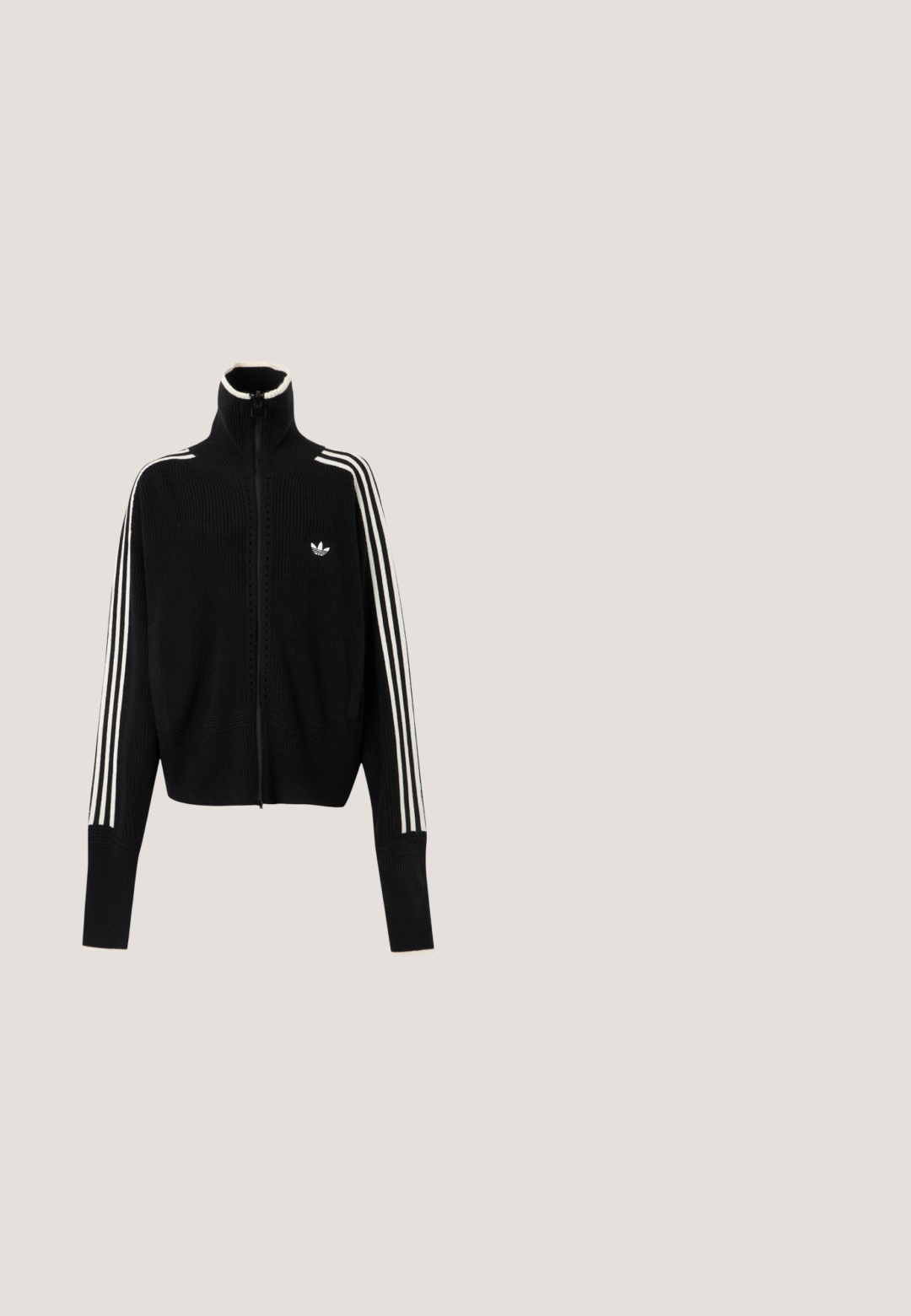 Sort Adidas jakke med fuld lynlås og høj krave, hvide tre striber på ærmerne, ribstrikkede manchetter og lille Adidas trefoil-logo på brystet.; Sort atletisk skjorte med V-hals, korte ærmer og tekstureret chevronmønster. Har hvide tre-stribe accenter på skuldrene og logo.; Sorte løstsiddende bukser med elastisk talje, snøre og hvide sidestriber; lavet af letvægtsstof med en glat tekstur.; Ben iført hvide sokker og sorte Adidas Gazelle sneakers med hvide striber og tykke brune såler på et gråt tæppe.; Sort patentlæder håndtaske med rund form, to top-håndtag, sølvdetaljer og en fremtrædende hvid logo på fronten.; Sølv snoede øreringe med en glat, reflekterende overflade og en cirkulær form med en sikker lukning.