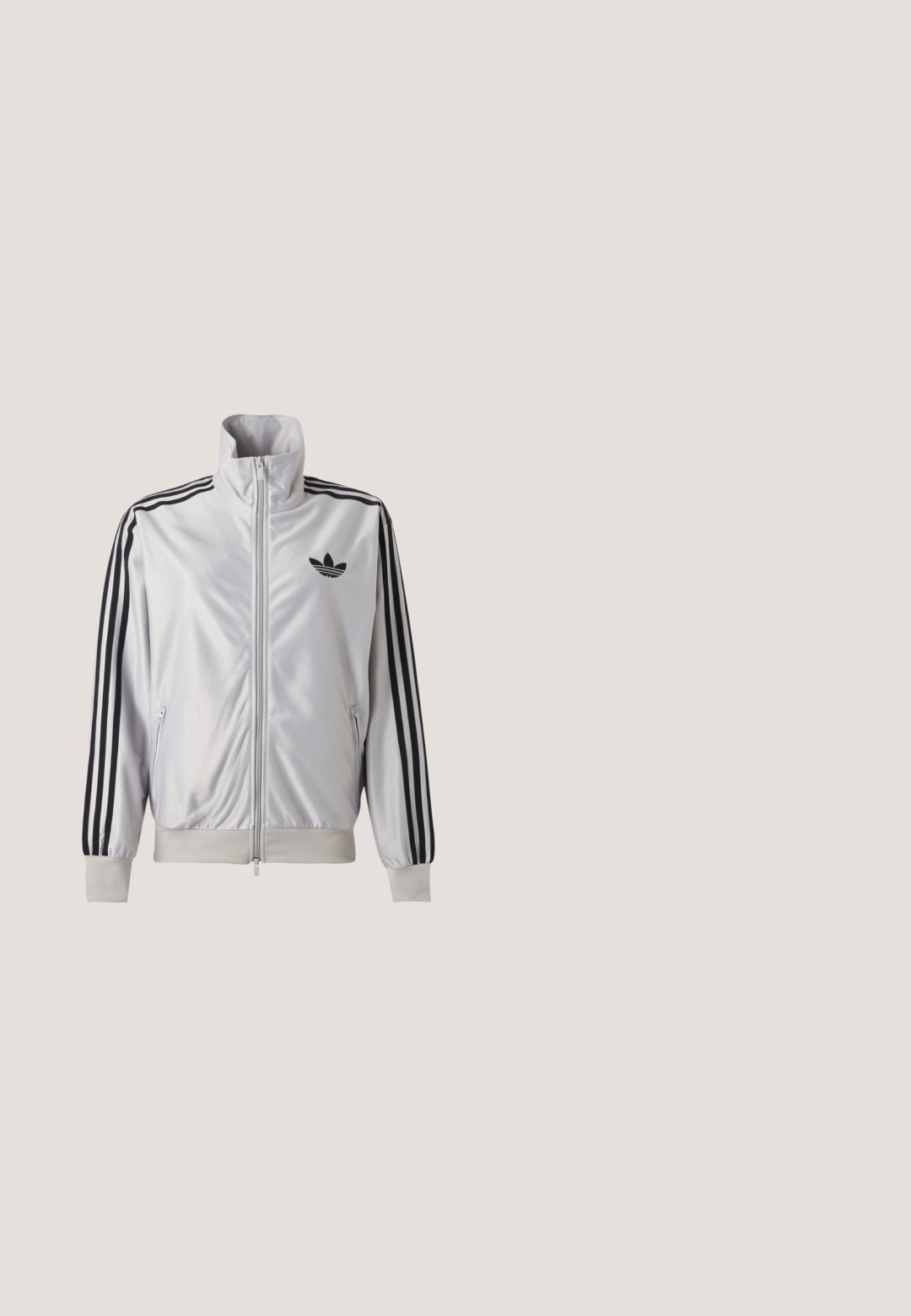Biely zip-up kabát s čiernym detailom troch prúžkov na rukávoch, čiernym logom trefoil na hrudi a rebrovanými manžetami a lemom.; Čierne bavlnené tričko s krátkym rukávom a okrúhlym výstrihom, s bielymi pruhmi na ramienkach a malým bielym logom Adidas na hrudi.; Voľné čierne denimové džínsy so zosušeným povrchom, piatimi vreckami, zapínaním na gombík v páse a prešívaním na prednej strane a po stranách.; Čierna športová teniska s ružovými pruhmi, segmentovanou odpruženou podrážkou a viazaním na šnúrky na svetlosivom pozadí.; Čierna polmesiacová taška na rameno s nastaviteľným popruhom a malou kovovou logovou platničkou vpredu na svetlom pozadí.; Náramok v tvare manžety vyrobený z krúteného kovu striebornej farby, so zapleteným dizajnom, otvorenými koncami a hladkou textúrou.