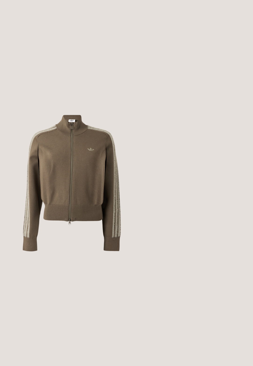 Bruine trainingsjas met rits, hoge kraag, geribde boorden en zoom, Adidas-logo op de borst en zachte, pluizige strepen op de mouwen.; Adidas T-shirt met korte mouwen en V-hals, met witte mouwen en een bruin slangenprint op het lichaam, met wit Adidas-logo en trefoil-embleem aan de voorkant.; Bruine sportieve broek met een elastische tailleband, twee zijzakken en een klein logo aan de linkerzijde, gemaakt van een zachte stof.; Bruine suède sport schoen met roze strepen en logo, voorzien van een gestructureerde bovenkant, vetersluiting en een gumrubberen zool.; Karmozijnrode halve maanvormige schoudertas met dubbele handvatten en gouden ritssluiting, met een klein gouden Adidas-logo op het voorste midden.; Armband van onregelmatige witte parels met een grote, onregelmatige lavendelblauwe kraal als centraal hangertje en een metalen toggle-sluiting.