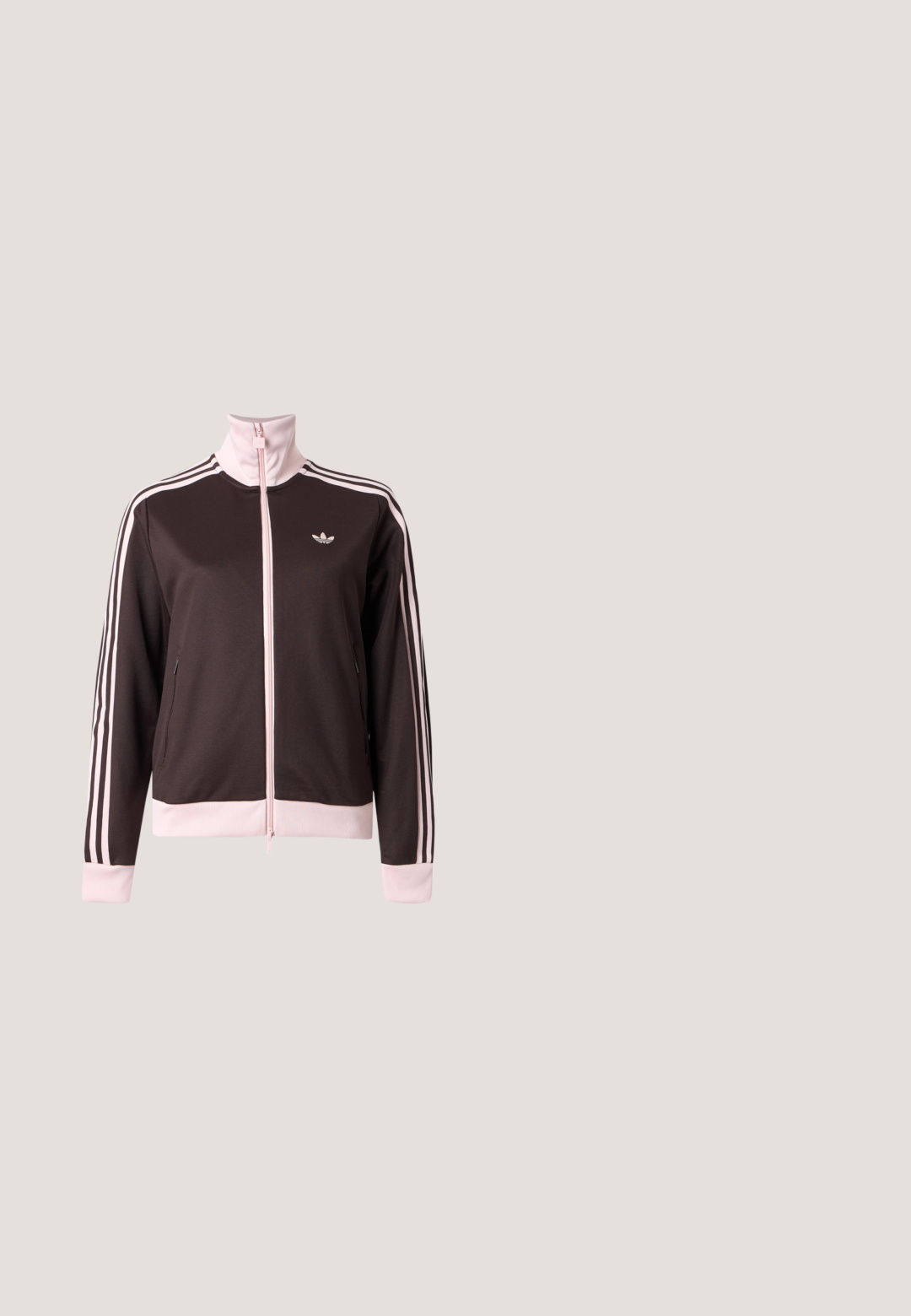 Veste de survêtement marron foncé zippée avec col, poignets et ourlet rose clair, et trois bandes sur les manches, avec un petit logo sur la poitrine.; T-shirt noire cropped en tissu léger, avec un grand texte graphique violet et bleu et des éléments de design sur le devant, avec des manches courtes.; Short de sport rose clair avec bordure bleu marine, trois bandes latérales bleu marine, taille élastique et petit logo Adidas bleu marine sur le devant.; Baskets en suede rose avec un design à trois bandes blanches et un logo. Présente une pointe texturée et une semelle en caoutchouc. Le nom du modèle "Gazelle" est affiché sur le côté.; Sac à épaule noir avec des rayures verticales de fleurs bleues et blanches et un petit patch noir avec le logo Adidas au centre.; Boucles d'oreilles en argent avec une finition polie, présentant une forme ronde simple et une fermeture à tige pour un port sécurisé.