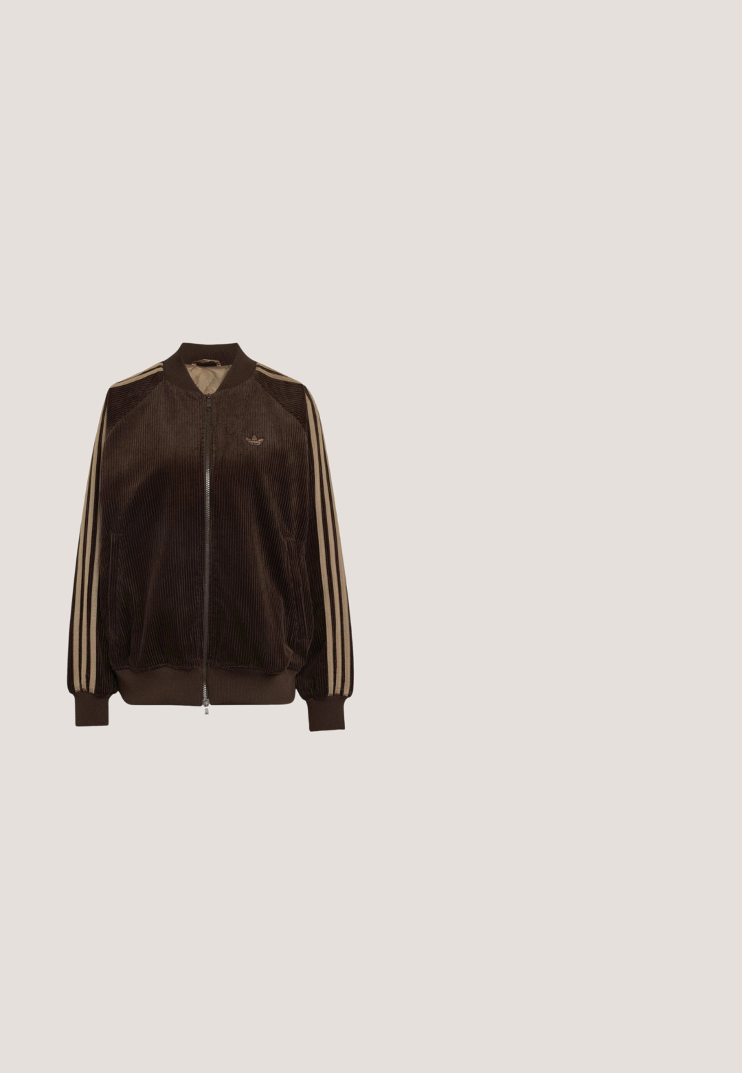 Chaqueta marrón de pana con cremallera, rayas beige en las mangas, cuello, puños y bajo acanalados, y pequeño logo de Adidas en el pecho.; Camiseta marrón de manga corta con tres rayas azul claro en los hombros y pequeño logo de Adidas azul claro en el pecho izquierdo.; Pantalones de chándal Adidas negros con tres rayas blancas a los lados, cintura elástica, bolsillo lateral con cremallera y logotipo de Adidas en la pierna izquierda.; Zapatillas de ante y malla color arena con cordones marrones y tres rayas blancas. Combinadas con pantalones a rayas verdes y blancas, descansando sobre una superficie azul.; Bolsa de lona con estampado de leopardo marrón oscuro, con dos asas, bolsillo delantero con cremallera, correa de hombro ajustable y etiqueta negra en el centro frontal.; Collar de múltiples hilos retorcidos con cuentas redondas brillantes de color magenta y cierre plateado sobre fondo blanco.