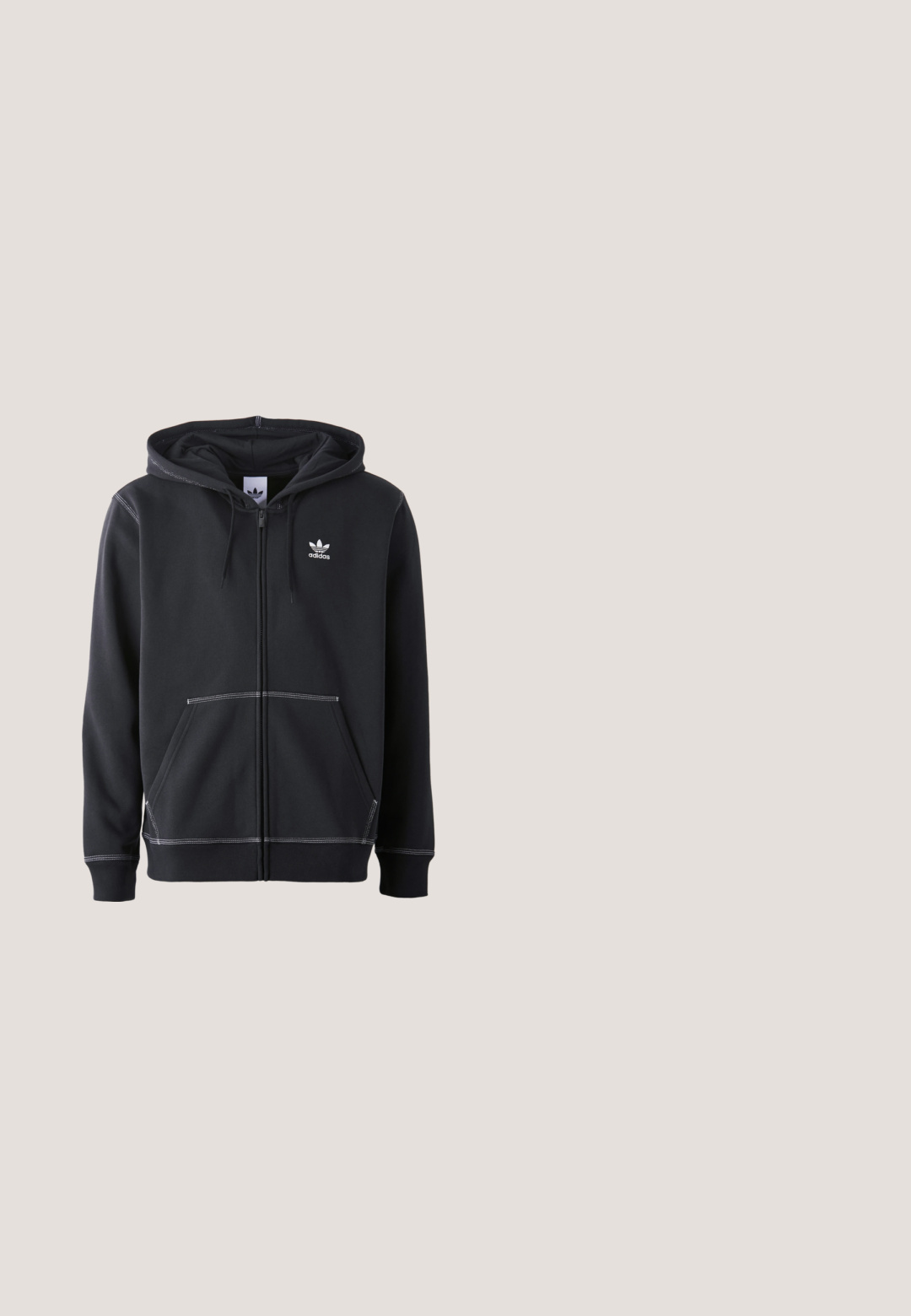 Čierna mikina na zips vyrobená z mäkkého materiálu, ktorá má predné vrecko typu kangaroo, biele švy a malé biele logo na hrudi.; Modré športové tričko Adidas s bielym logom na hrudi, bielymi pruhmi na ramenách a neónovo žltým lemovaním na švových ramenách.; Čierne teplákové nohavice s elastickým pásom, s bielymi bočnými pruhmi a voľným strihom. Vyrobené z mäkkej, elastickej tkaniny.; Čierna teniska Adidas s bielymi pruhmi, modrými šnúrkami a gumovou podrážkou, ktorá sa vznáša nad sivým betónovým schodom v mäkkom svetle.; Biele plastové slnečné okuliare so sivými sklami vedľa čierneho textilného puzdra s bielym logom "URBAN CLASSICS" v tučnom písmene.; Čierna mäkká textilná taška s širokými rúčkami a tenkým čierno-bielym pleteným ramenným popruhom.