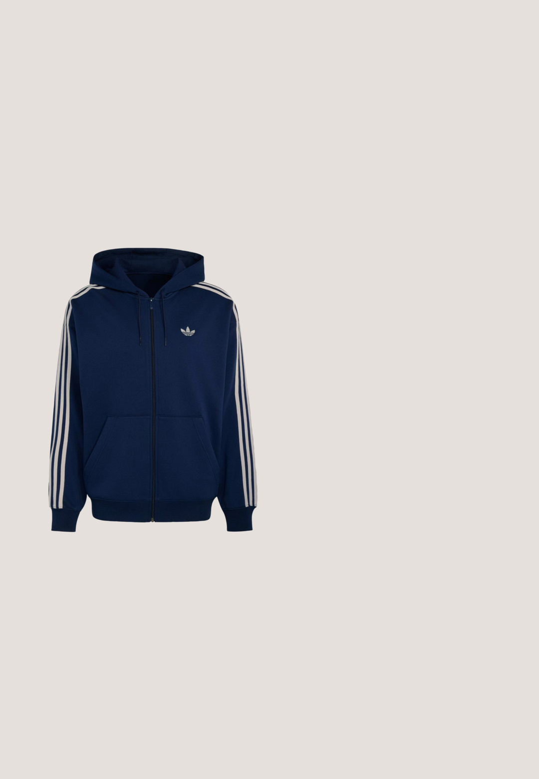 Marineblauer Kapuzenpullover mit durchgehendem Reißverschluss, weißen drei Streifen an den Ärmeln, Kängurutasche, Kapuze mit Kordelzug und kleinem weißen Adidas-Logo auf der Brust.; Weißes Baumwoll-T-Shirt mit schwarzem Rippenkragen und Ärmeln, mit drei schwarzen Streifen auf jeder Schulter und einem kleinen Logo auf der Brust.; Marineblaue Sporthosen mit einem lockeren Schnitt, ausgestattet mit weißen seitlichen Streifen und einem elastischen Bund. Glattes Material, keine sichtbaren Muster oder Beschläge.; Weiße Sneaker mit blauen und grauen Akzenten, ausgestattet mit drei markanten Streifen, Schnürung vorne und einer strukturierten Sohle.; Hellblaue weiche Stofftasche mit schwarzem und weißem Kordel-Schulterriemen vor hellem einfarbigem Hintergrund.; Weiße Perlenkette mit einheitlich runder Form, glatter Oberfläche und Metallverschluss mit Verlängerungskette für anpassbare Länge.