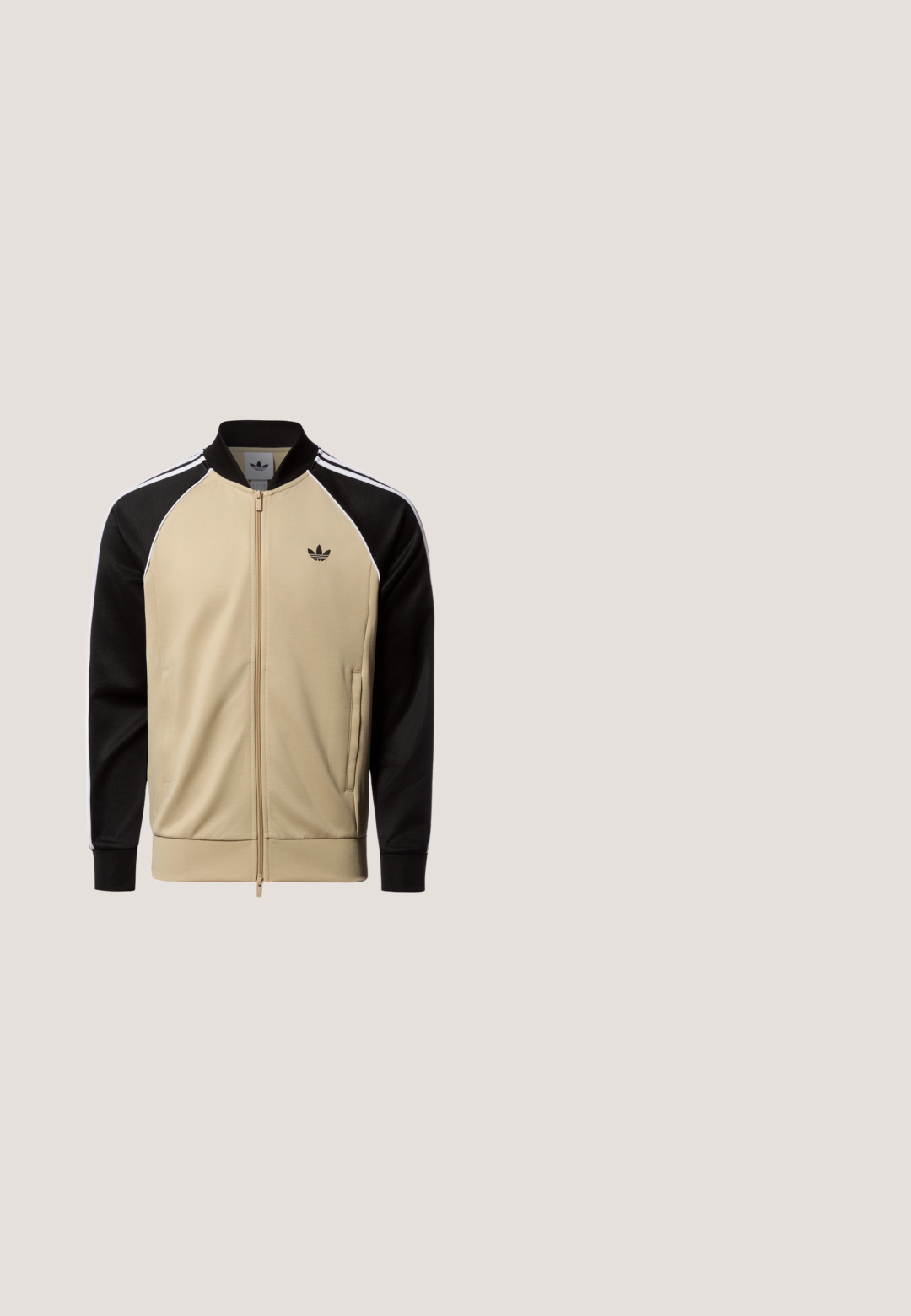 Beige og sort lynlåsjakke med tre hvide striber på ærmerne, med høj krave og ikonisk logo på brystet. Stof: glat tekstur.; Cremefarvet bomulds T-shirt med farverig "Space Jam" grafik med forskellige tegneseriefigurer og basketballer, rund hals, korte ærmer.; Brune corduroy bukser med elastisk talje, der har røde sidelister og lige ben. Tekstureret stof med subtile ribbede detaljer.; Sorte høj-utur sneaker med ruskind og mesh, guld branding og sorte snørebånd. Har en polstret krave og fremtrædende sideaccentuer.; Brune glaslinser solbriller med en guld metalramme, rektangulær form og branding på stængerne. Stængerne har detaljer med en orange og grøn stribe.; Brun mønstret stofpose med guldhardware. Har et hovedrum med lynlås og en ekstra lynlåslomme foran. Trekantet logoaccent.