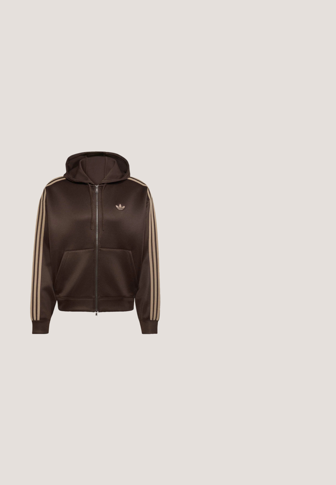 Brun lynlås-hoodie med beige tre striber på ærmerne, forlommer, snøretrækshætte og lille Adidas trebladet logo på brystet.; Bordeaux kortærmet t-shirt lavet af bomuld. Har rund hals og et lille hvidt "adidas" logo med "SPORT DESIGN STUDIO" under.; Brune Adidas træningsbukser med elastisk talje og gulddetaljer med tre striber langs siderne, med Adidas trefoil-logo på det ene ben.; Sort-hvid Adidas sneaker med lavt skaft, ruskindsdetaljer, tre striber på siden, hvide snørebånd og beige gummisål.; Sorte ovale solbriller med mørkegrønne linser og små sølvstjerneformede detaljer på kantene af stellet.; Brun læder duffel taske med rundede håndtag, justerbar skulderrem, minimalistisk design, glat tekstur og synlige syninger.