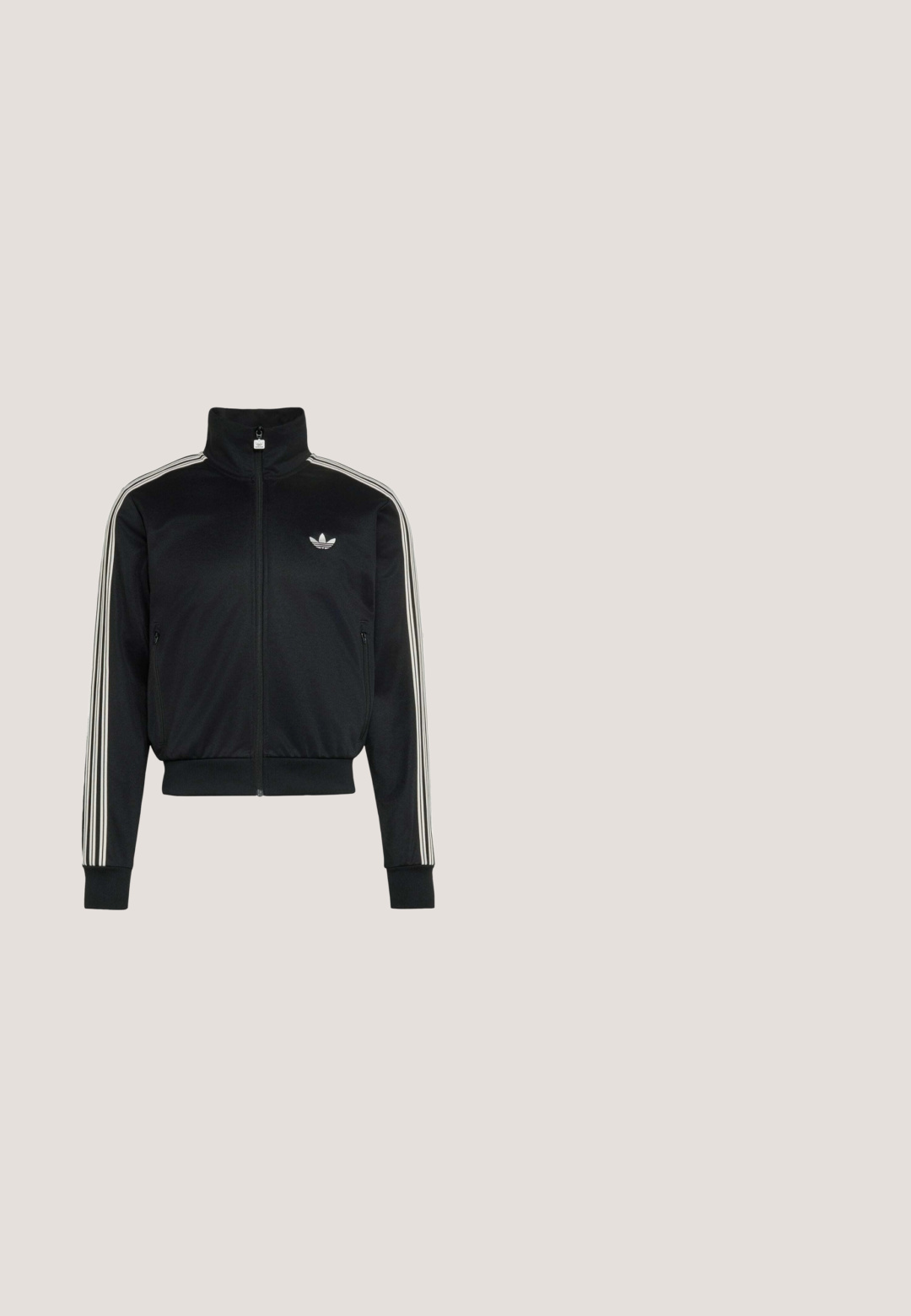 Sort Adidas jakke med lynlås med hvide tre striber på ærmerne og Adidas trekløverlogo på venstre bryst.; Kortærmet sports T-shirt med rund hals i sort, hvid og grå abstrakt print; har neongrøn "adiTUFF" logo og lyserøde accenter.; Sorte sportsshorts med elastisk talje, med hvide sidestriber og en glat stofstruktur. Ingen yderligere dekorationer.; Mørkegrå ankelregnstøvle med elastiske sidepaneler og tyk sål på en neutral baggrund; Sorte rektangulære solbriller med mørketonede linser og tykke stel, hvilende på en hvid overflade.; Sort læder skuldertaske prydet med geometriske mønstre og diagonal lynlås, med justerbar rem og Calvin Klein-logo.
