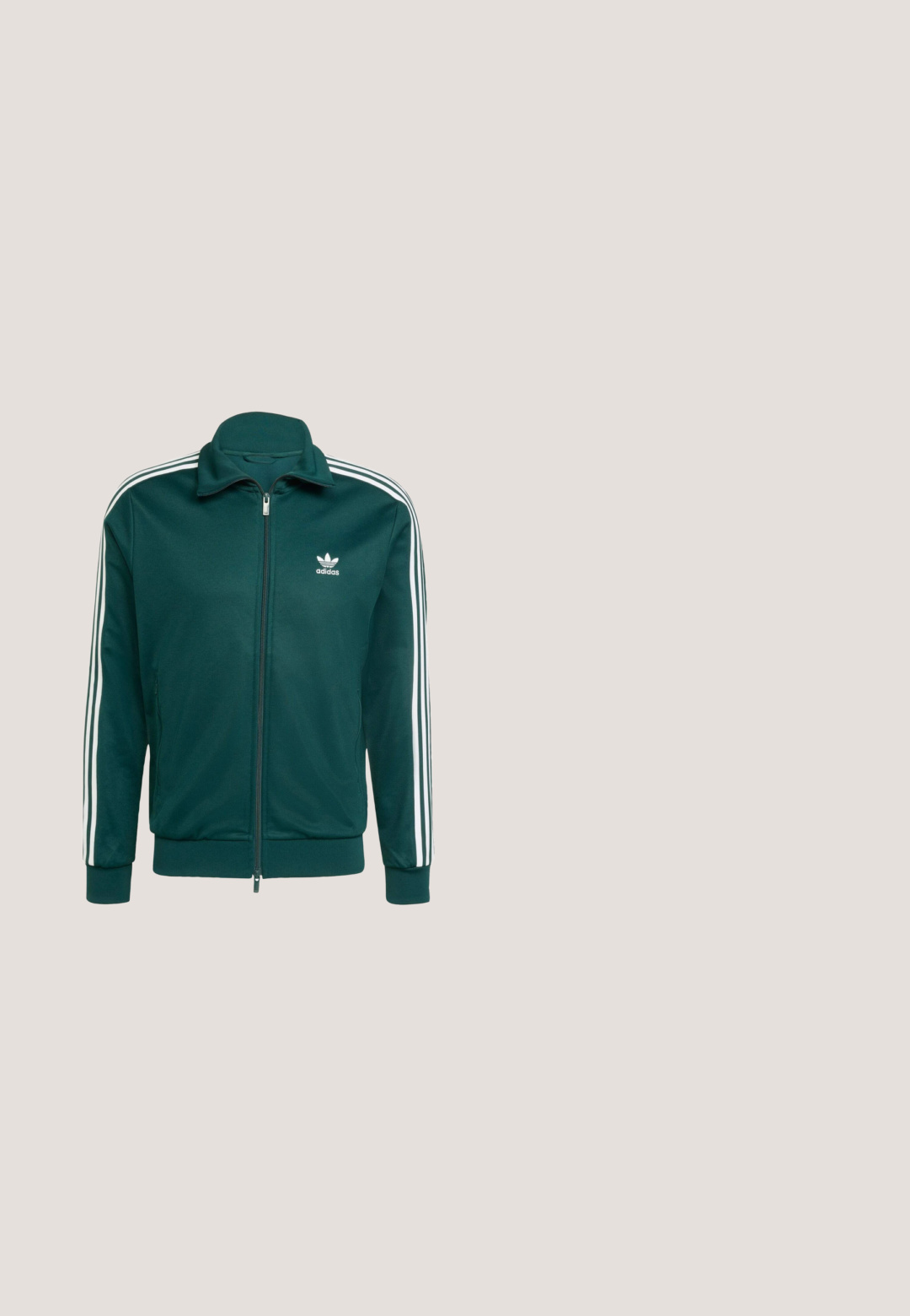 Grüne Zip-Jacke aus weichem Material. Verfügt über weiße Streifen an den Ärmeln und ein kleines weißes Logo auf der Brust. Elastische Bündchen und Saum.; Olivgrünes T-Shirt aus Baumwolle, mit kurzen Ärmeln, rundem Halsausschnitt und einer Brusttasche mit einem kleinen Etikett. Glatte Textur.; Umbro FOOTBALL SHORT - Jogginghose - harbor mist; Lässiger grauer Sneaker mit Schnürsenkeln, weißer Sohle und schwarzem Fersendetail, seitlich auf weißem Hintergrund dargestellt.; Randlose rechteckige Brille mit klaren Gläsern und dünnen silbernen Metallbügeln und -steg, von vorne vor weißem Hintergrund gezeigt.; Kompakte olivgrüne Umhängetasche aus strukturiertem Stoff, mit einer vorderen Reißverschlusstasche und verstellbarem schwarzem Kordelriemen.
