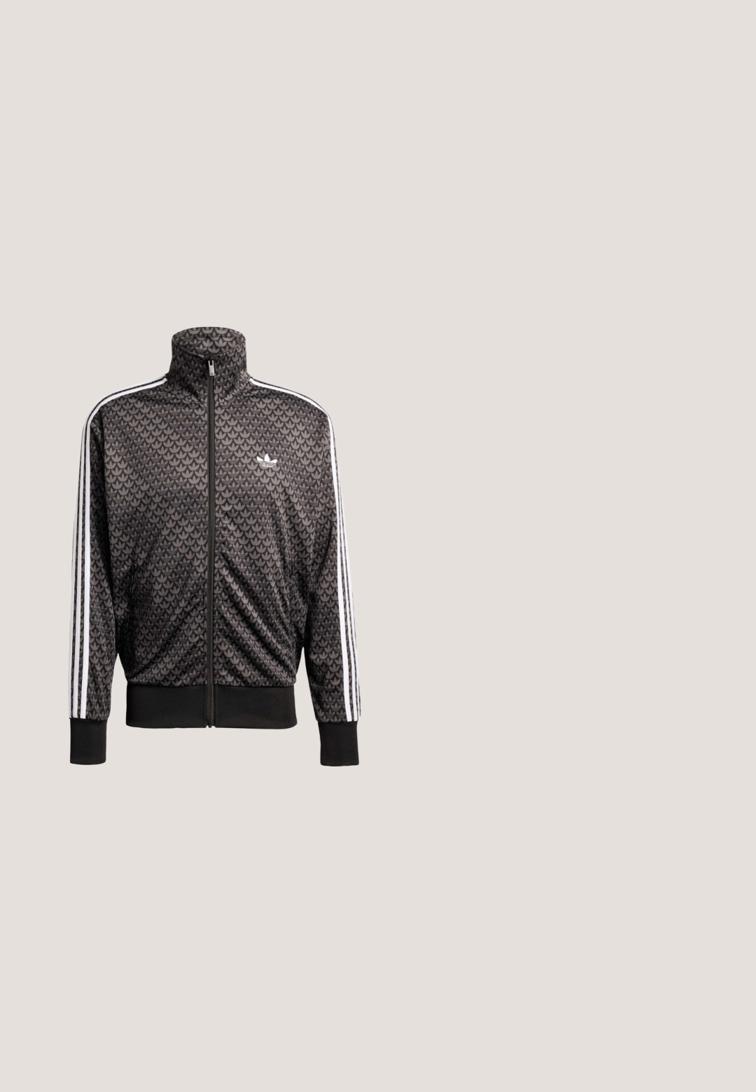 Sort lynlåsjakke med geometrisk mønster, hvide striber på ærmerne, høj krave og sorte ribkanter ved ærmerne og kanten.; Mørkegrå T-shirt med korte ærmer og rund hals med lille hvid Adidas-logo på venstre bryst.; Sort shorts lavet af bomuldsblandet materiale med elastisk talje, med hvide sidelister og et lille logo nederst til venstre.; Sorte atletiske sko med et let design, der har tre fremtrædende grå striber, en glat overflade og en formet sål.; Sorte rektangulære solbriller med mørke linser og tynde arme, vist på en hvid overflade vinklet mod højre.; Matte sort stenperle armbånd med to grå marmorperler og metalliske accenter, cirkulært design med en glat tekstur.