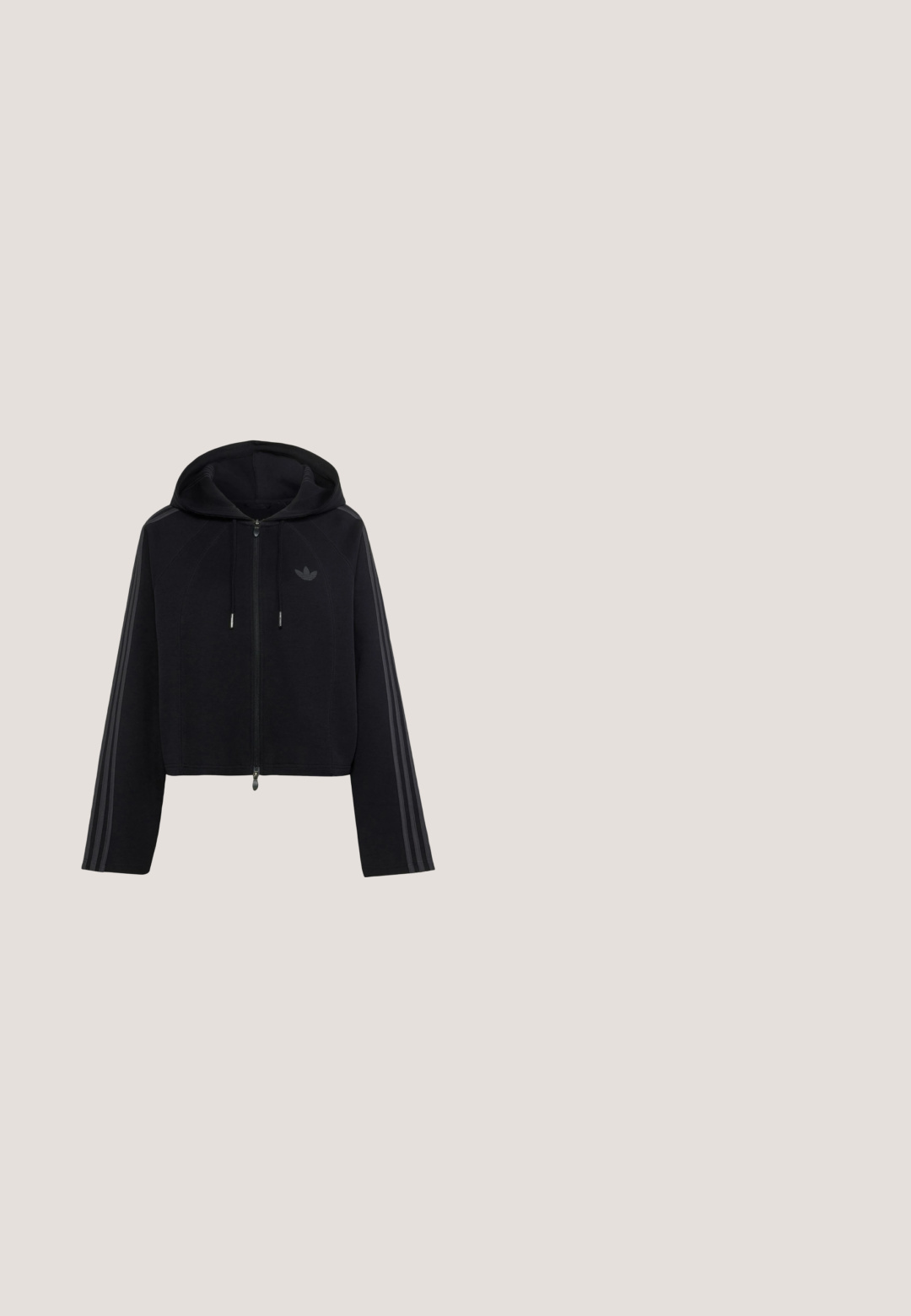 Sort lynlås-hoodie med Adidas-logo på brystet, tre striber ned langs ærmerne, snøre i hætten og lange ærmer.; Hvid Adidas langærmet skjorte med sorte mesh-ærmer, sort Adidas-logo og tekst på brystet, og tre sorte striber på skulderærmerne.; Sorte sweatpants med elastisk talje, tapered ben og hvidt tre-stribedesign på siderne. Lavet af blødt stof.; adidas Originals ADIRACER - Sneakers - alumina; Mørkegrå skuldertaske lavet af tekstureret stof med lynlåslukning og broderet logo foran. Lang, buet strop.; Sølvrunde ørehængere i skaldform med strukturerede riller og glatte kurver, der har en klar bagside for sikker bæring.