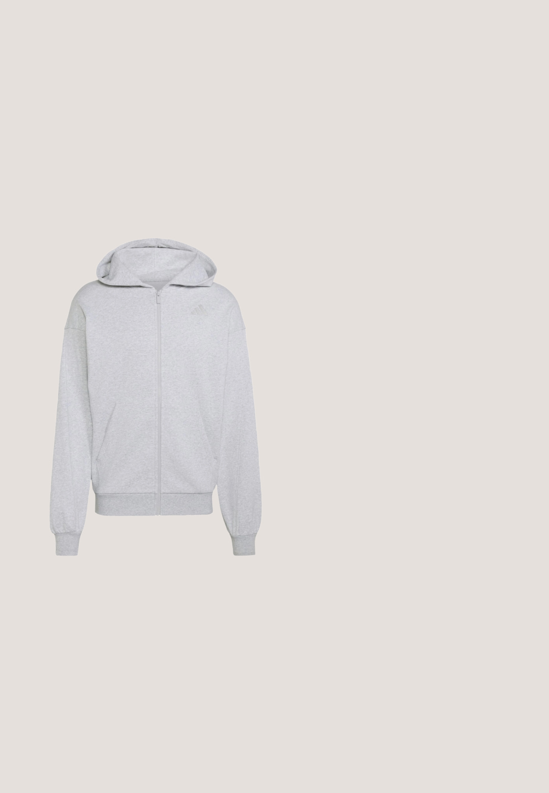 Lysegrå hættetrøje med lynlås, lange ærmer, forlommer og diskret logo på brystet, lavet af blødt stof.; Hvid bomulds T-shirt med rund halsudskæring og korte ærmer. Forsiden viser "Calvin Klein" i en minimalistisk skrifttype over "JEANS."; Mørkebrune bukser med lige ben, frontplisseringer, sidelommer, bæltestropper, knaplukning og lynlåsgylp.; Hvid læder sneaker med lavt skaft, snørelukning og flad sål på ensartet lysegrå baggrund, set fra siden.; Sort læder crossover taske med rektangulær form, tekstureret overflade, lynlås lukning, justerbar rem og præget brandlogo.; Sort læderbælte med spænde i sølvmetal, rullet i den ene ende, enkelt design med diskret præget logo nær spænden.
