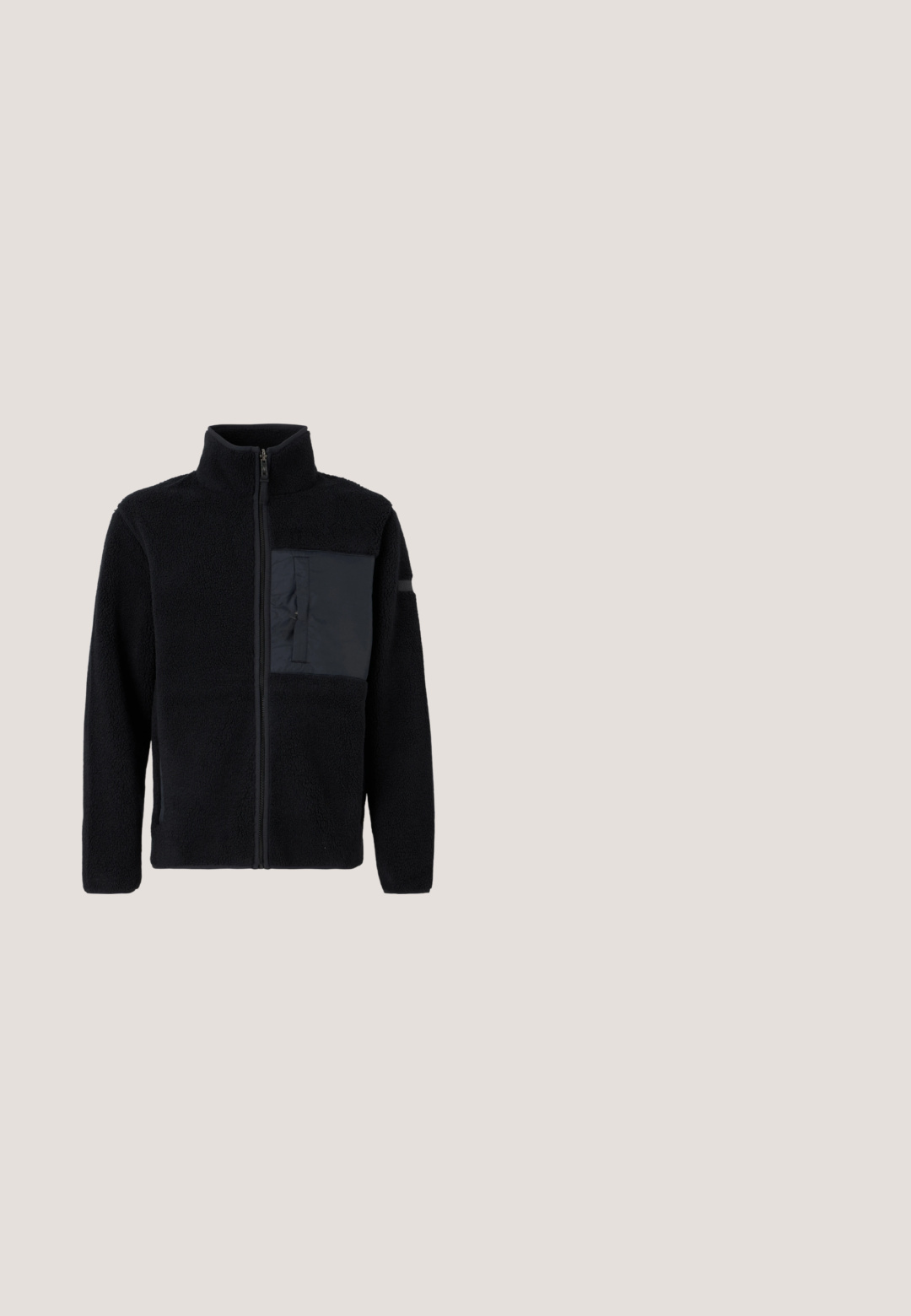 Veste en polaire noire avec col montant, fermeture éclair sur le devant et poche sur la poitrine gauche en matériau lisse. Tissu texturé avec surface douce.; T-shirt en coton bleu clair à manches courtes, à col rond, avec un petit patch logo en relief sur la poitrine. Col intérieur orange contrastant.; Pantalon gris en tissu tissé, avec une coupe droite, des poches latérales et une ceinture en cuir noir avec une boucle en métal argenté.; Bottine en cuir noir à lacets sur le devant, bout rond, semelle texturée et quincaillerie minimaliste. Fini lisse avec des coutures subtiles.; Serviette en cuir noir texturé avec poche zippée à l'avant et double poignée, arborant un petit logo Calvin Klein dans le coin inférieur.; Ceinture en cuir noir avec une boucle en métal noir mat, présentant une texture lisse et un design simple. Longueur réglable avec une extrémité effilée.