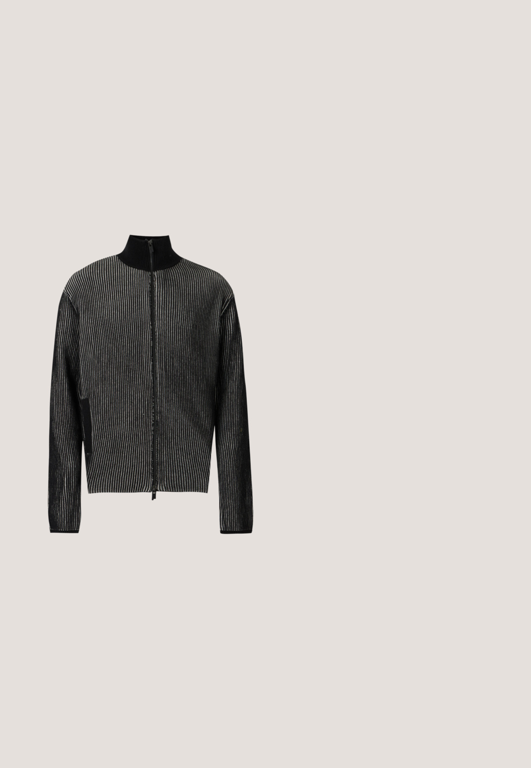 Sort sweater med lynlås med vertikale grå ribstriber og høj krave, vist forfra på hvid baggrund.; Sort cropped t-shirt lavet af bomuld med en rund halsudskæring, prydet med et blåt og hvidt "GmbH" logo omgivet af små stjerner, trykt på forsiden.; Sorte lette vandtætte bukser med elastisk taljebånd og reflekterende vandrette striber over knæene, designet til udendørsaktiviteter.; Sort sko med en glat tekstur, prydet med hvide linjemønstre, snørrebånd design og en velcro strop. Tykk gummisål for holdbarhed.; Sorte rektangulære solbriller med mørke linser, lavet af plastik. Har teksturerede arme med præget branding. Minimalistisk design.; Sort duffel taske lavet af nylon, med to top-håndtag, en aftagelig skulderrem og en rektangulær krop med et logo-patch.