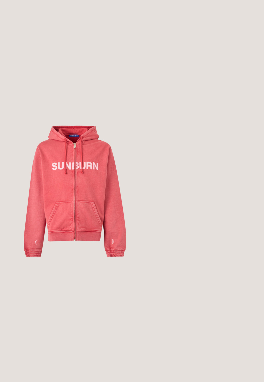 Sweat à capuche zippé couleur corail avec poches avant, capuche avec cordon, poignets élastiques et texte blanc "SUNBURN" sur la poitrine.; T-shirt noir à manches courtes avec un croquis minimaliste d'une voiture de sport et un petit logo ailé sous le dessin sur la poitrine.; Pantalon noir à jambe droite avec taille élastique et cordon de serrage, présentant des détails de coutures verticales à l'avant.; Baskets basses noires avec lacets blancs, semelle marron texturée et détails en cuir sur un fond gris uni.; Sac bandoulière noir texturé avec une fermeture à rabat et un petit logo en métal sur le devant, présenté sur un fond uni.; Ceinture en cuir noir enroulée avec boucle rectangulaire argentée embossée d’un logo d’aigle stylisé sur un fond clair uni.