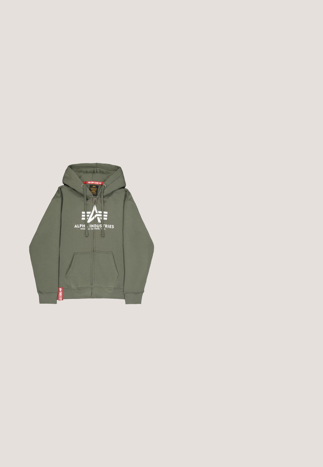 Oliven grøn zip-up hættejakke lavet af en bomuldsblanding. Har en frontlomme, hvidt trykt logo og rødt accentlabel på kanten.; Ærmeløs, olivengrøn arbejdsvest med en lynlås foran og fire store lommer med lynlås og trykknap på bryst og talje.; Olivengrøn kortærmet t-shirt med rund hals og lille hvid "Pepe Jeans London"-logo på øverste venstre bryst.; Olivengrønne cargobukser med klaplommer på lårene, knap- og lynlåslukning samt straight-fit ben.; Grå sneakers lavet af ruskind med en struktureret overdel, gummisål og diskrete brandingdetaljer. Lavprofil design med snørelukning.; Kompakt rektangulær grå stofpung med frontlomme med lynlås og sorte lynlås-træk, mærket "Karl Lagerfeld Jeans" på fronten.